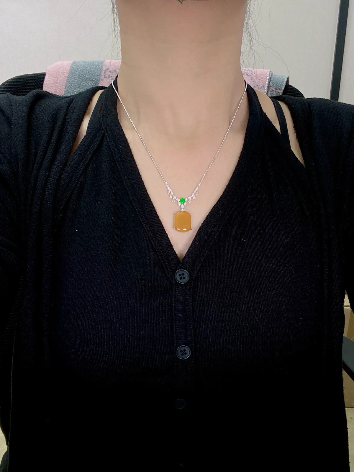 【冰种黄翡无事柱】质地细腻，冰润透亮，光泽出众，冰感十足，18k金钻镶嵌，裸石尺寸15.8*12.8*4.5毫米