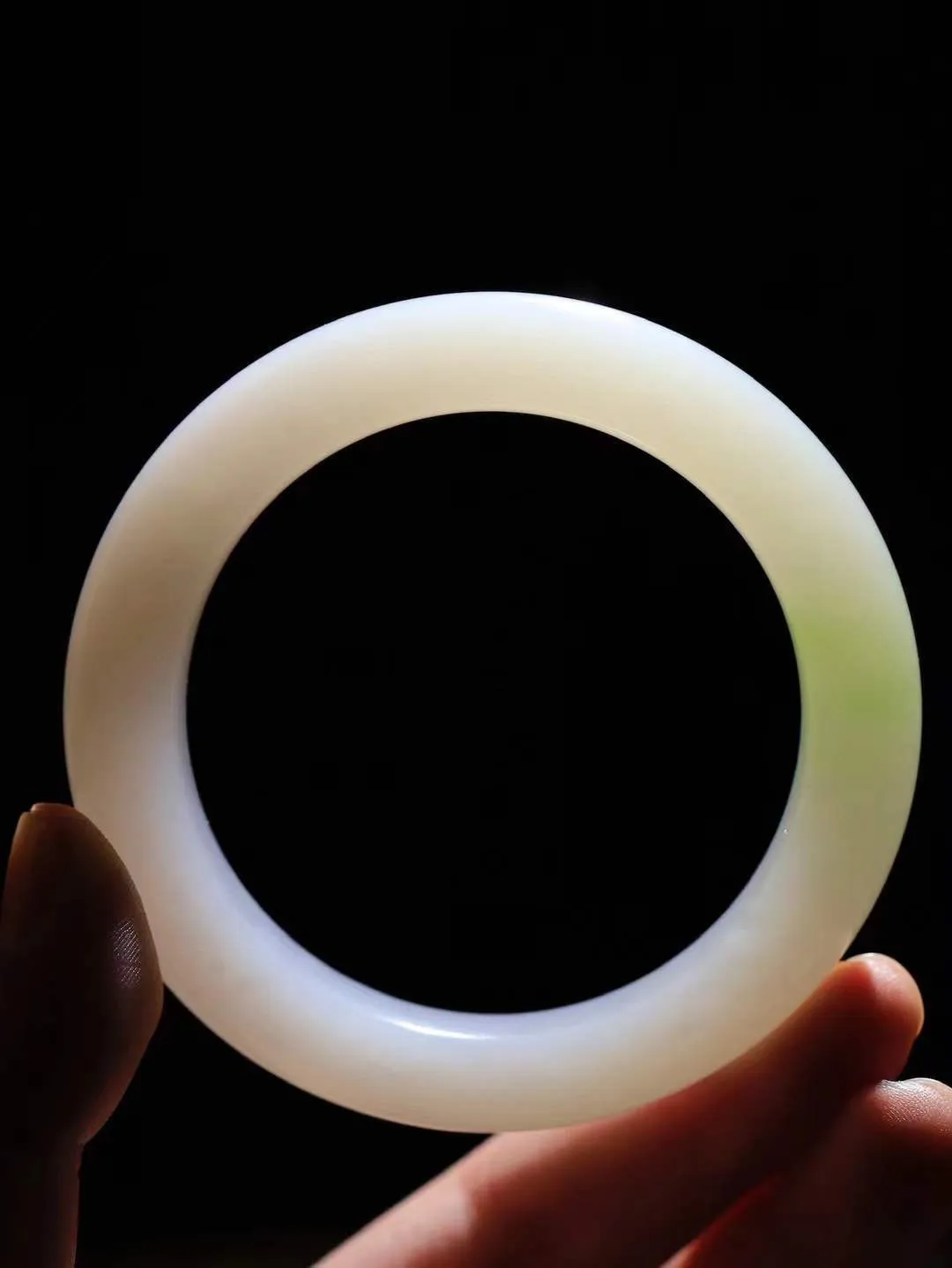 （一见倾心.手镯）

精品和田玉烟紫翠青双色手镯，玉质温润细腻 油性十足 手感舒适，高华雅逸，线条流畅，简约大气，美自天成，素雅高贵。佩戴于腕间，婉约之美，举手投足间透出那低调奢华。重71.53克  尺寸56.8-12.6-11mm  561252600A