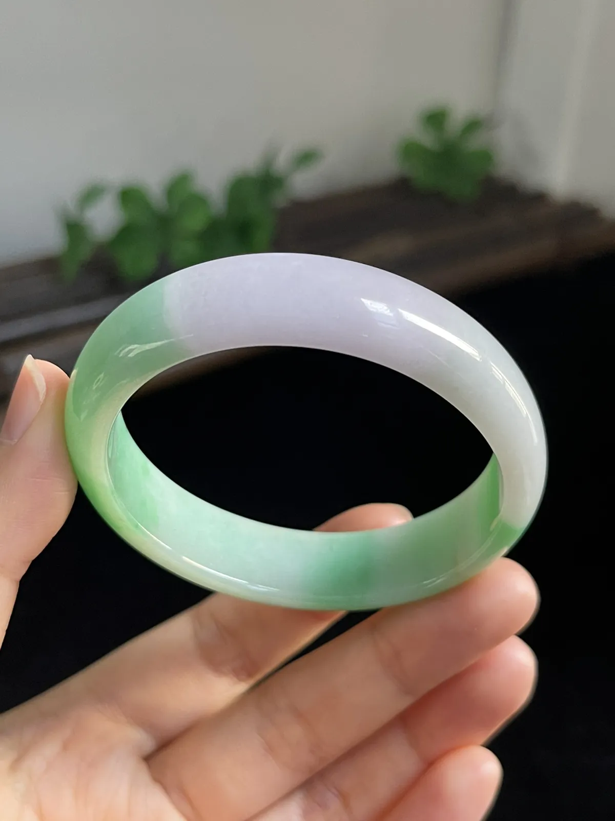 贵妃镯53.8圈口，翡翠糯化种飘绿手镯