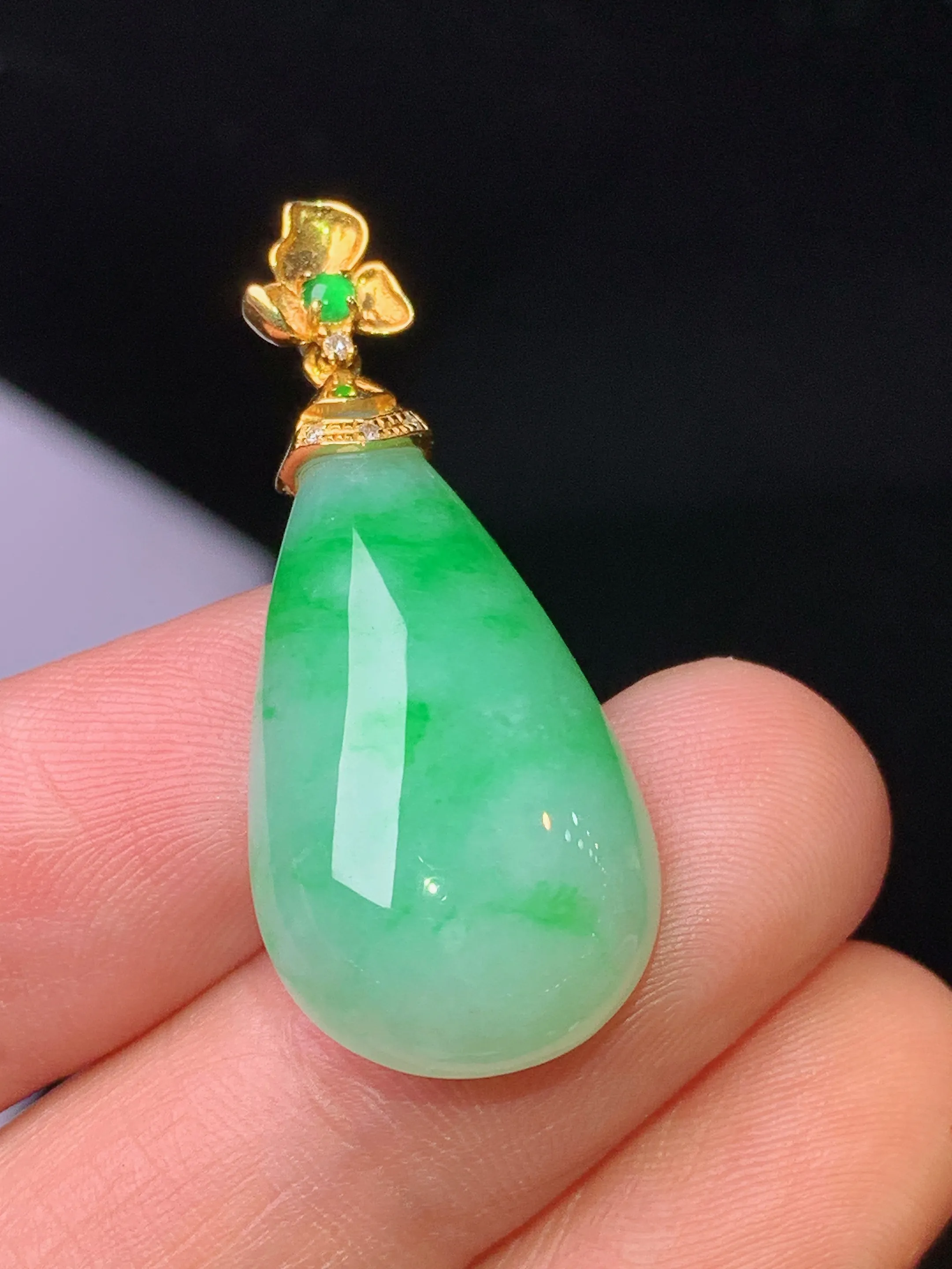 18k金镶嵌翠绿水滴吊坠 玉质细腻 色泽清新艳丽 整体尺寸35*14.5*6.2