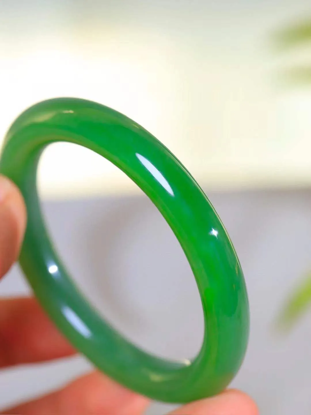 【碧波流转·手镯】

收藏级和田玉碧玉圆条手镯，玉质细腻温润，手感舒适，️线条流畅，简约大气，美自天成，佩戴于腕间，婉约之美，举手投足间透出那份低调奢华，醉人心扉。
重56.7克 内径圈口54.3mm尺寸9.4-9.6mm  FDA-131202608