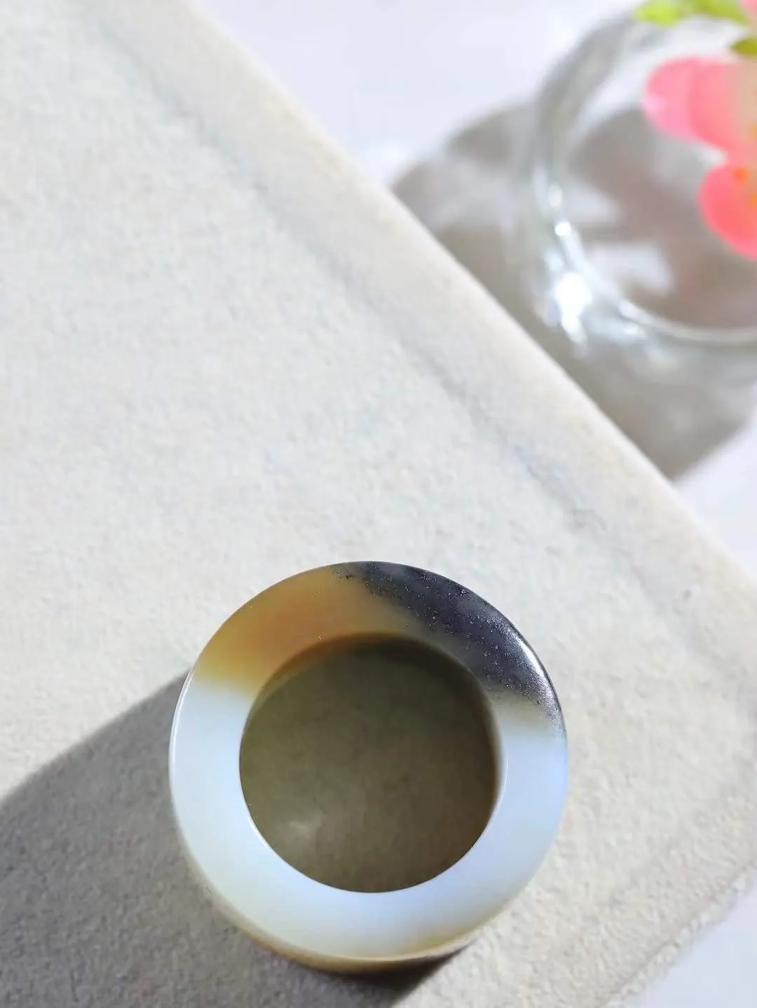 【古韵·扳指】

精品和田玉三色扳指，玉质温润，油润感十足， 整器古韵生辉。优雅高贵。运筹帷幄于掌中，决胜于千里之外。重27.5克 内径圈口22mm尺寸18.2-6.1mmFDL-361202642