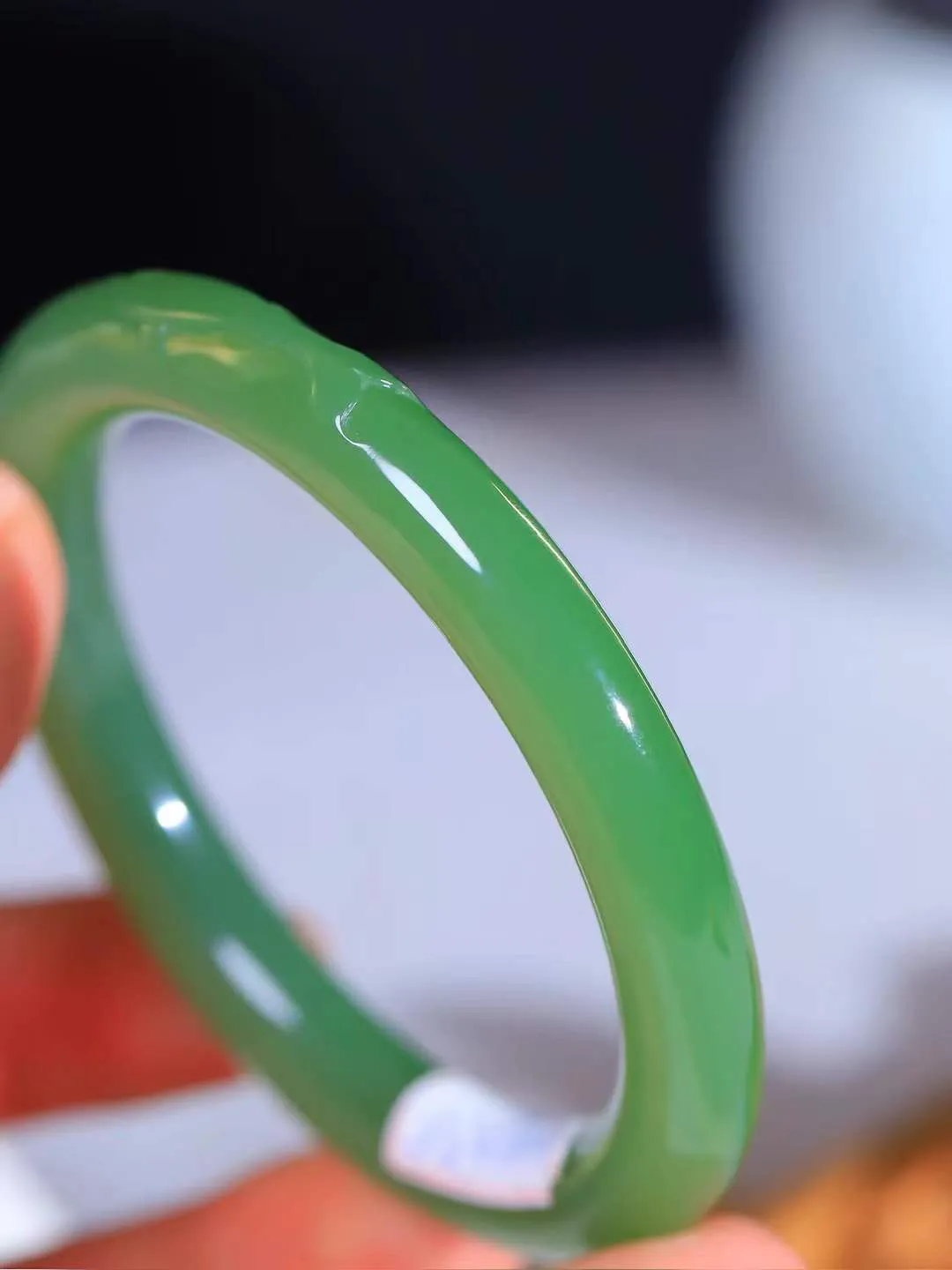 【守护爱情.手镯】

收藏级臻品️和田玉碧玉海豚手镯。随形精雕海豚，其体态圆润饱满，身姿灵动可爱，线条婉转流畅，小巧玲珑。传说只要你对著海豚湾诚心祈祷,期待的爱情就会成真而在海豚湾表白的第一个对象,就是命定的恋人。因此海豚是爱情的守护神。重40.8克 尺寸54.5-8.8-9.5mm091201644A