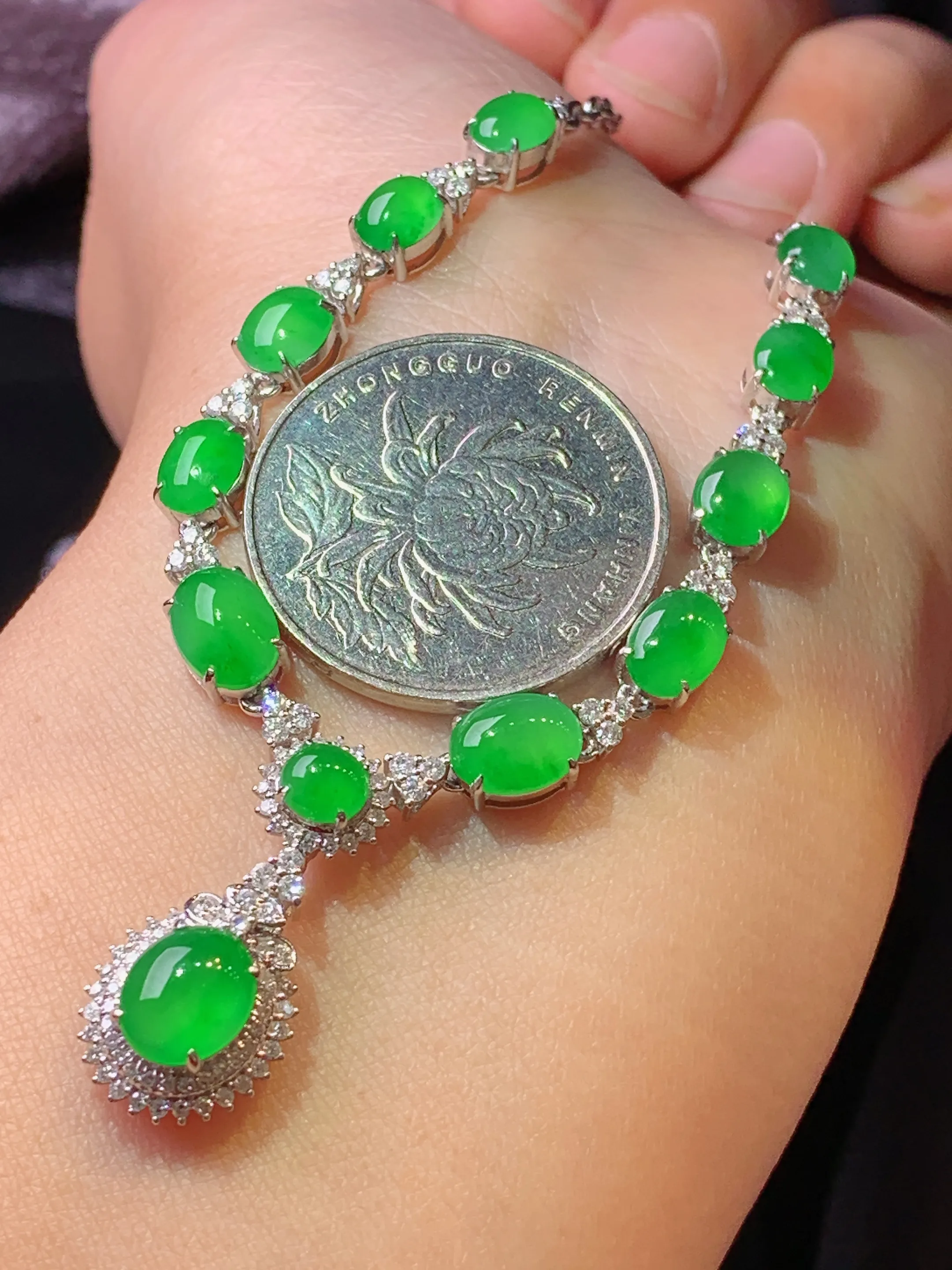 18k金钻镶嵌满绿蛋面项链 玉质细腻 色泽清新艳丽 整体尺寸80.3*11.2*7.3