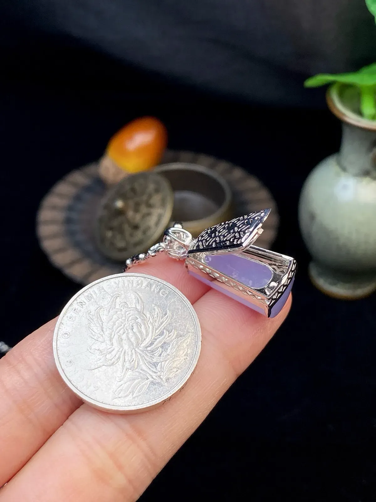 【冰种紫无事柱吊坠】质地细腻，光泽度不错，18k金钻镶嵌，裸石尺寸18.1*10.2*6毫米