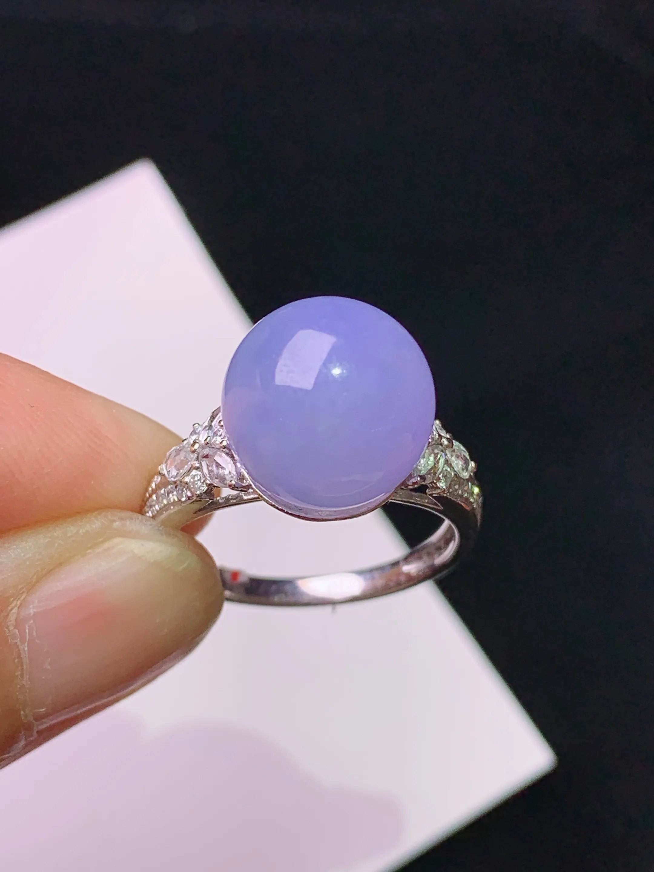 18k金钻镶嵌紫罗兰圆珠戒指 玉质细腻 色泽清新艳丽 圈口13.5 整体尺寸11