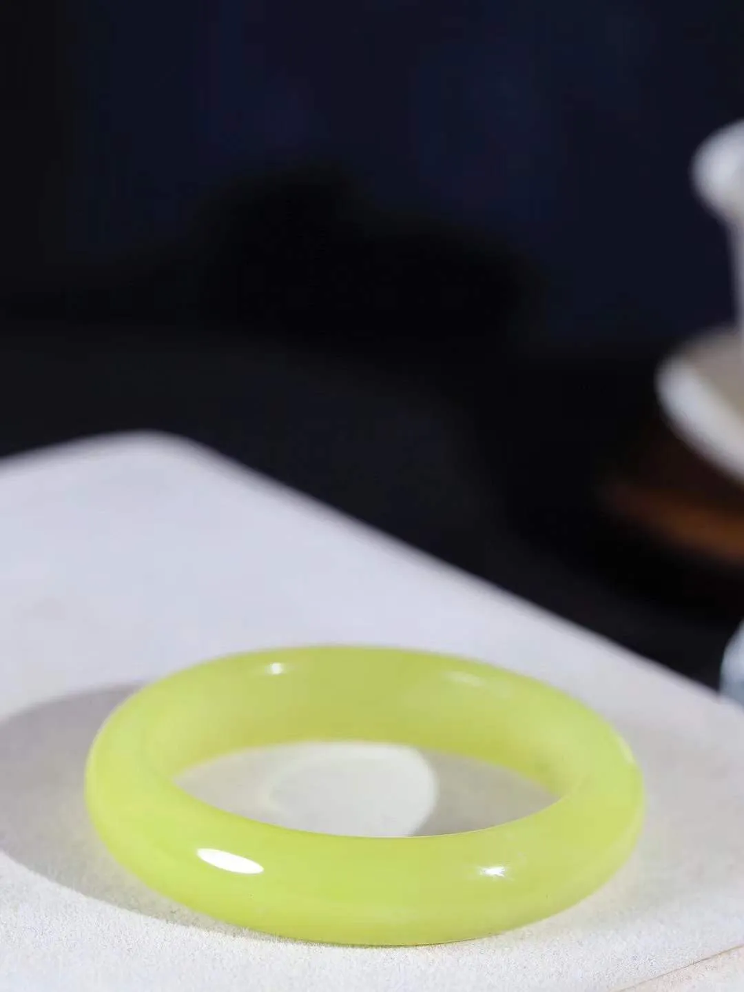 （温柔雅致.手镯）

精品和田玉黄口飘墨手镯。镯型饱满，温润细腻，脂润沁香。️执一卷书，沏一盏