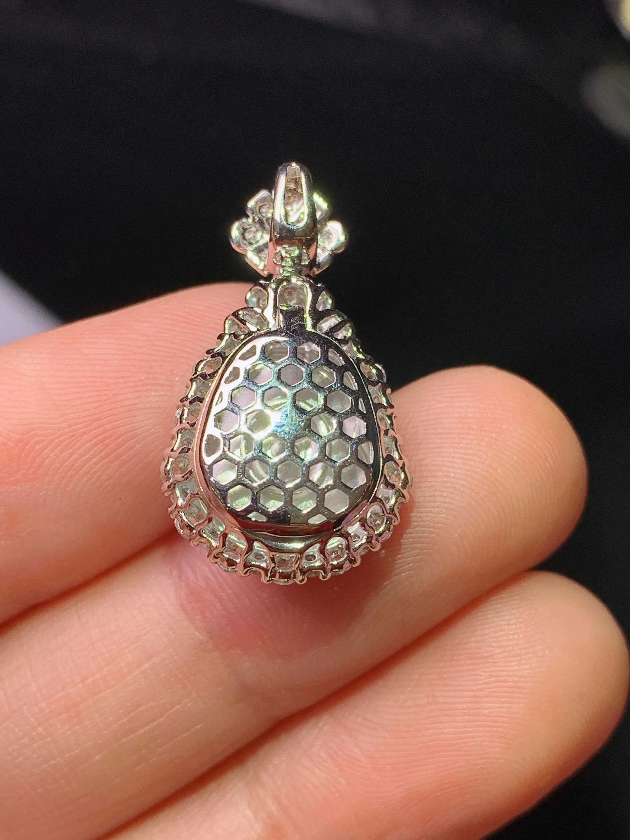 18k金钻镶嵌满绿葫芦吊坠 玉质细腻 色泽清新艳丽 整体尺寸24.2*13.6*9.2