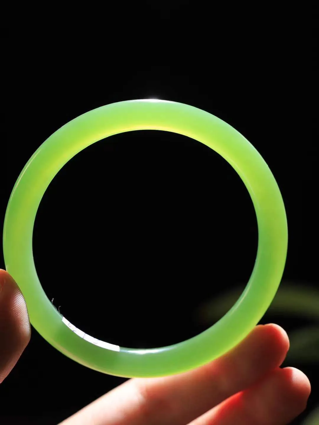 【碧波流转·手镯】

精品️和田玉碧玉猫眼手镯，玉质细腻温润，手感舒适，️线条流畅，简约大气，美自天成，佩戴于腕间，婉约之美，举手投足间透出那份低调奢华，醉人心扉。
重34.5克 内径圈口63mm尺寸7.8-8.1mm  FDA-131201608