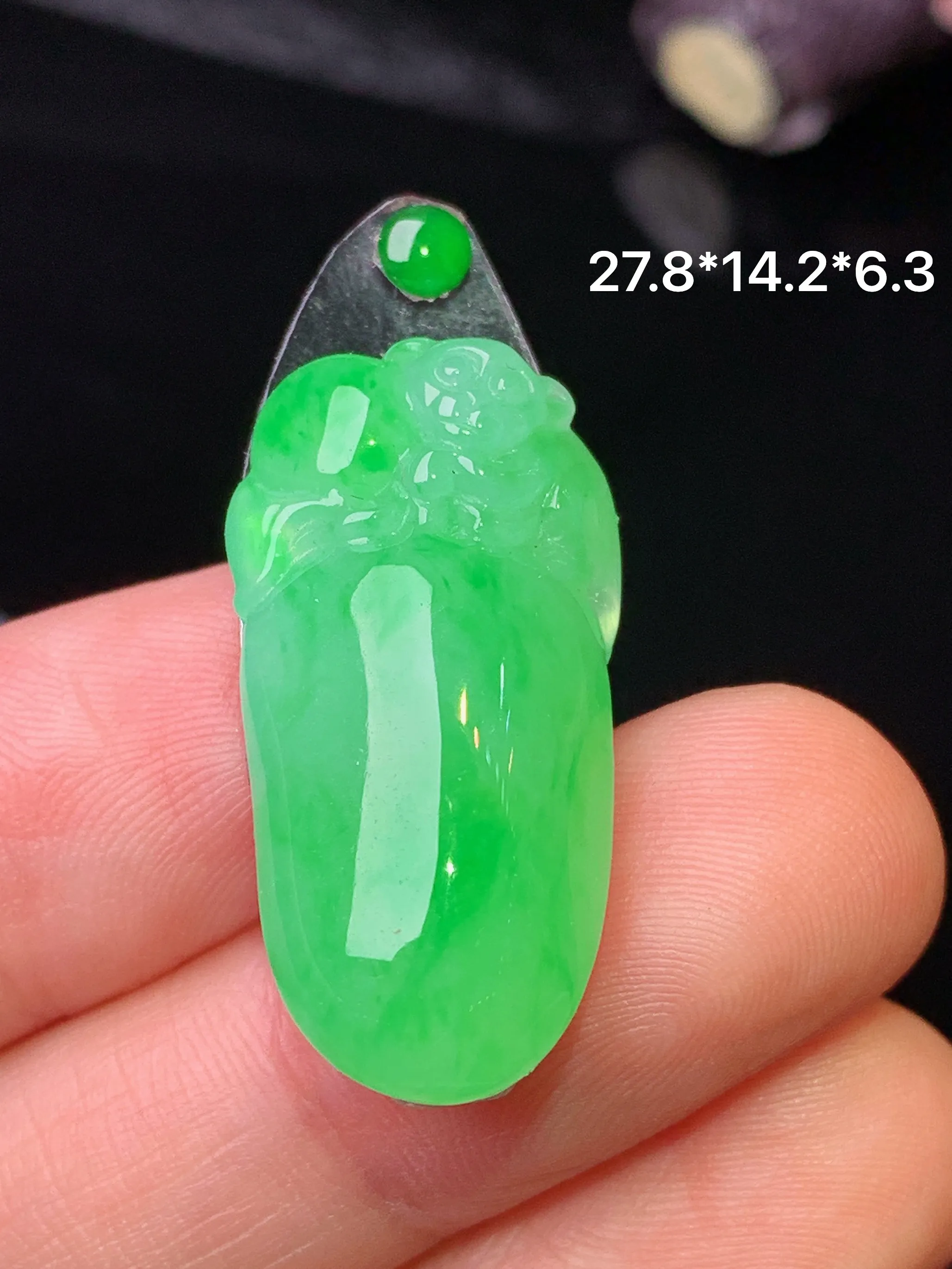 镶嵌款 翠绿寿桃吊坠 玉质细腻 色泽清新艳丽 整体尺寸27.8*14.2*6.3