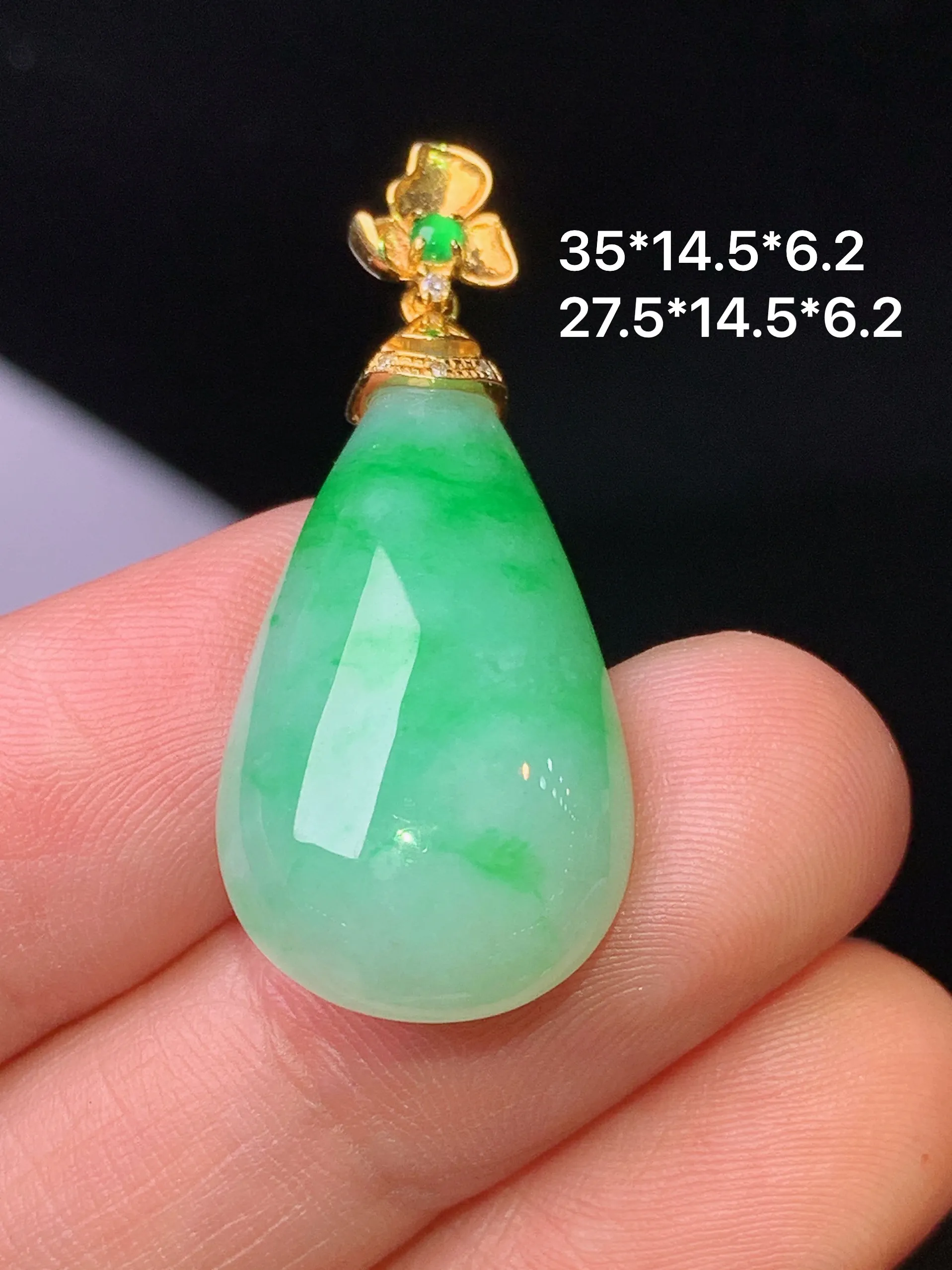 18k金镶嵌翠绿水滴吊坠 玉质细腻 色泽清新艳丽 整体尺寸35*14.5*6.2