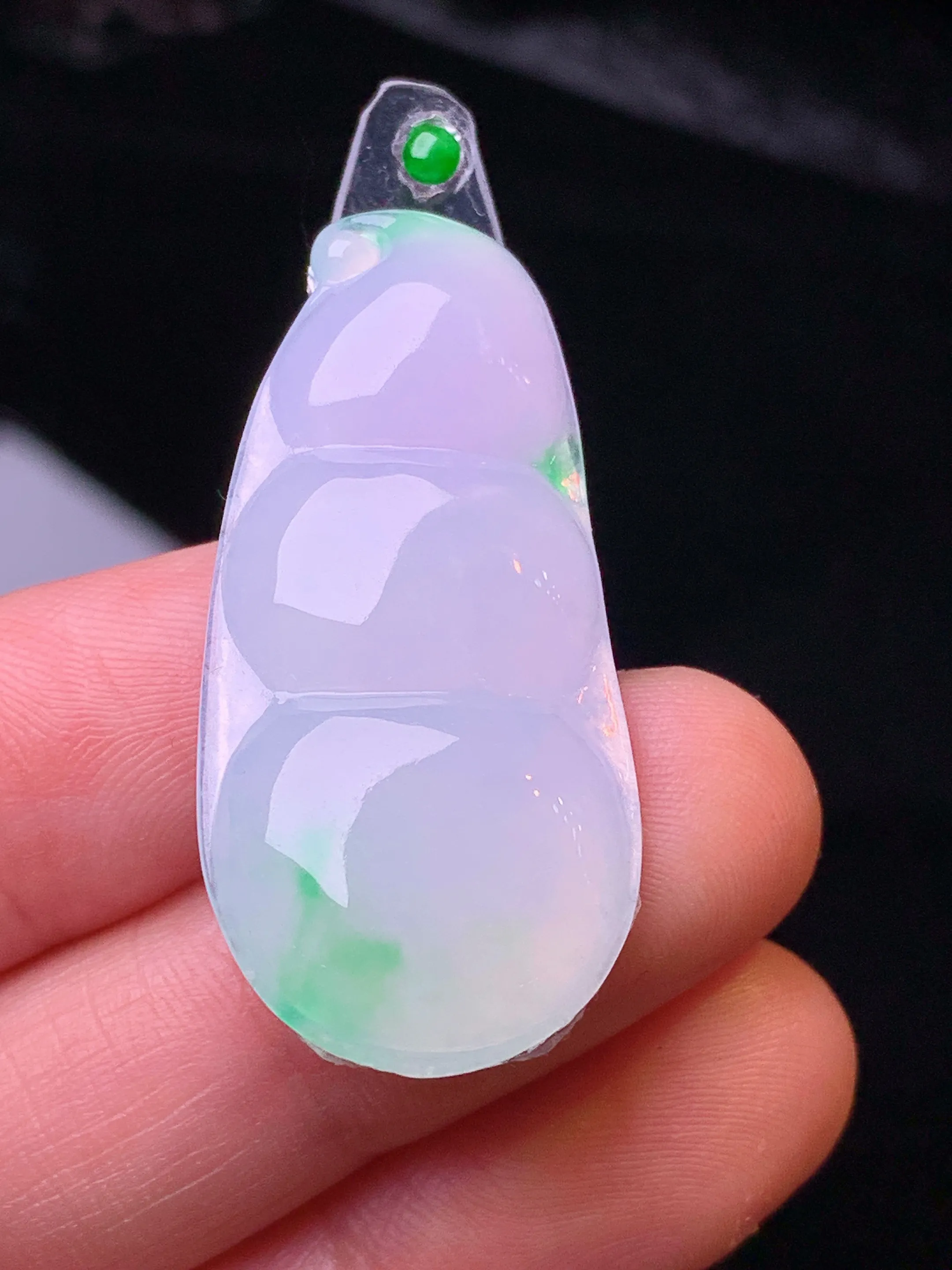 镶嵌款 飘绿四季豆吊坠 玉质细腻 色泽清新艳丽 整体尺寸37.5*17.3*4