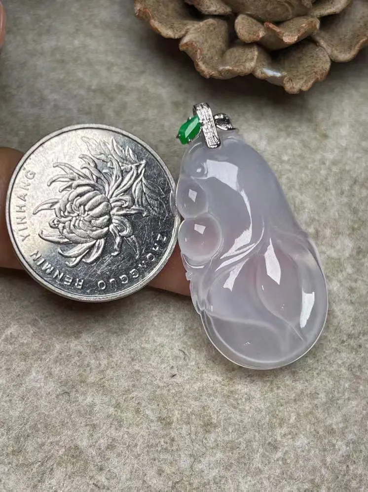 冰种心心如意吊坠、真金真钻镶嵌，种水好，玉质细腻 .裸石尺寸 36.5*20.8*5.3