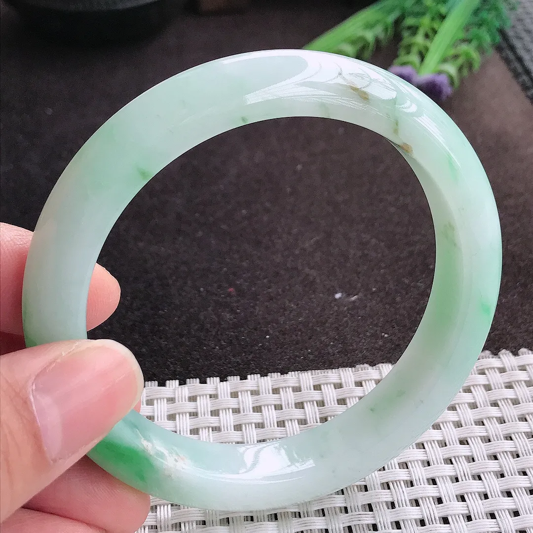 实拍A货翡翠60.5/12.2/9老坑精美温润飘阳绿手镯宽边玉镯手环