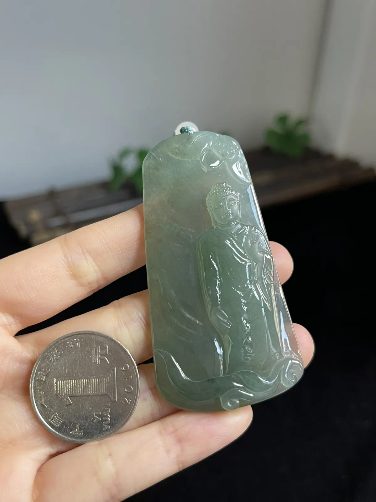 翡翠冰糯种浅绿色吊坠，配珠未测