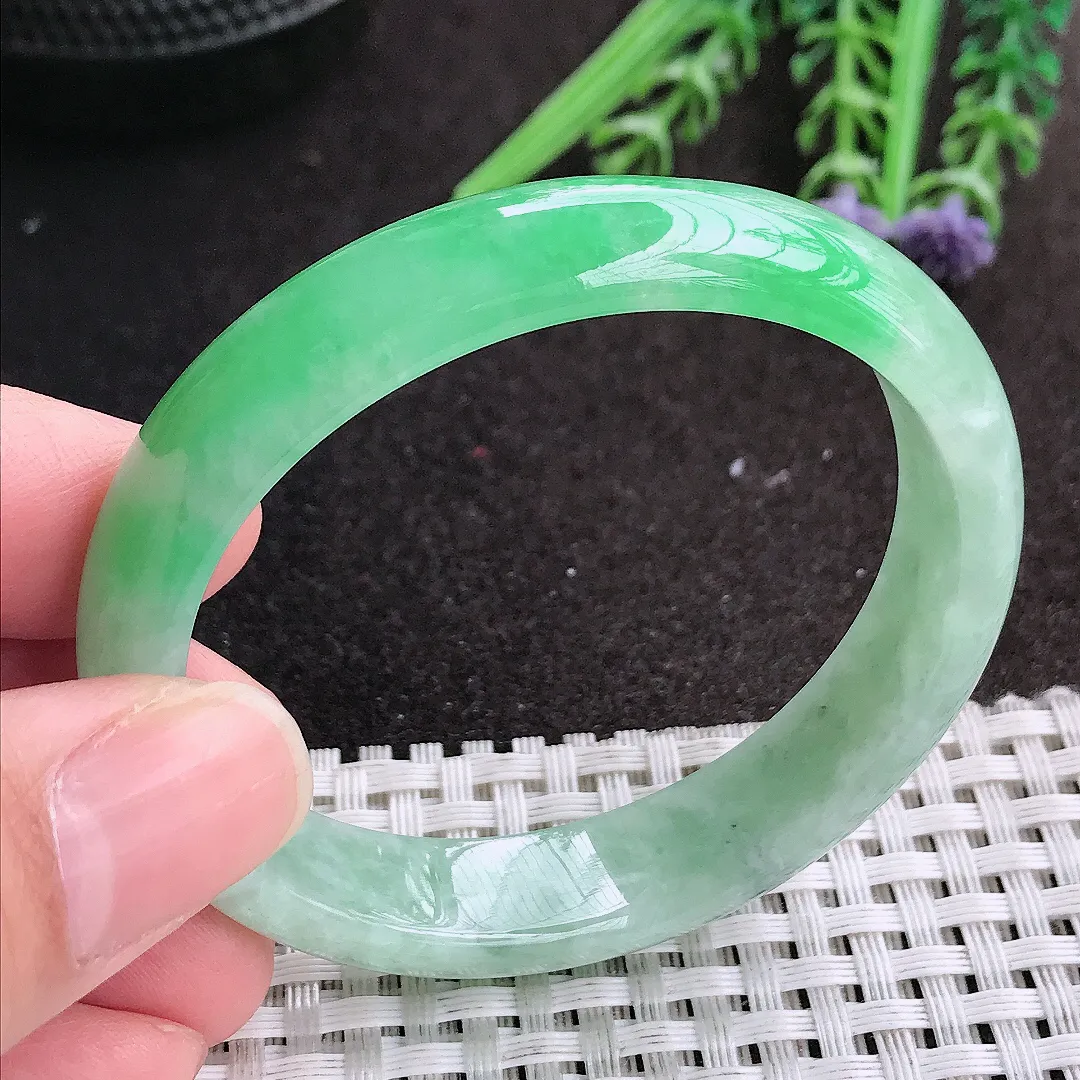 实拍A货翡翠51/46.5/12/6.5老坑精美飘阳绿贵妃手镯翡翠玉镯手环