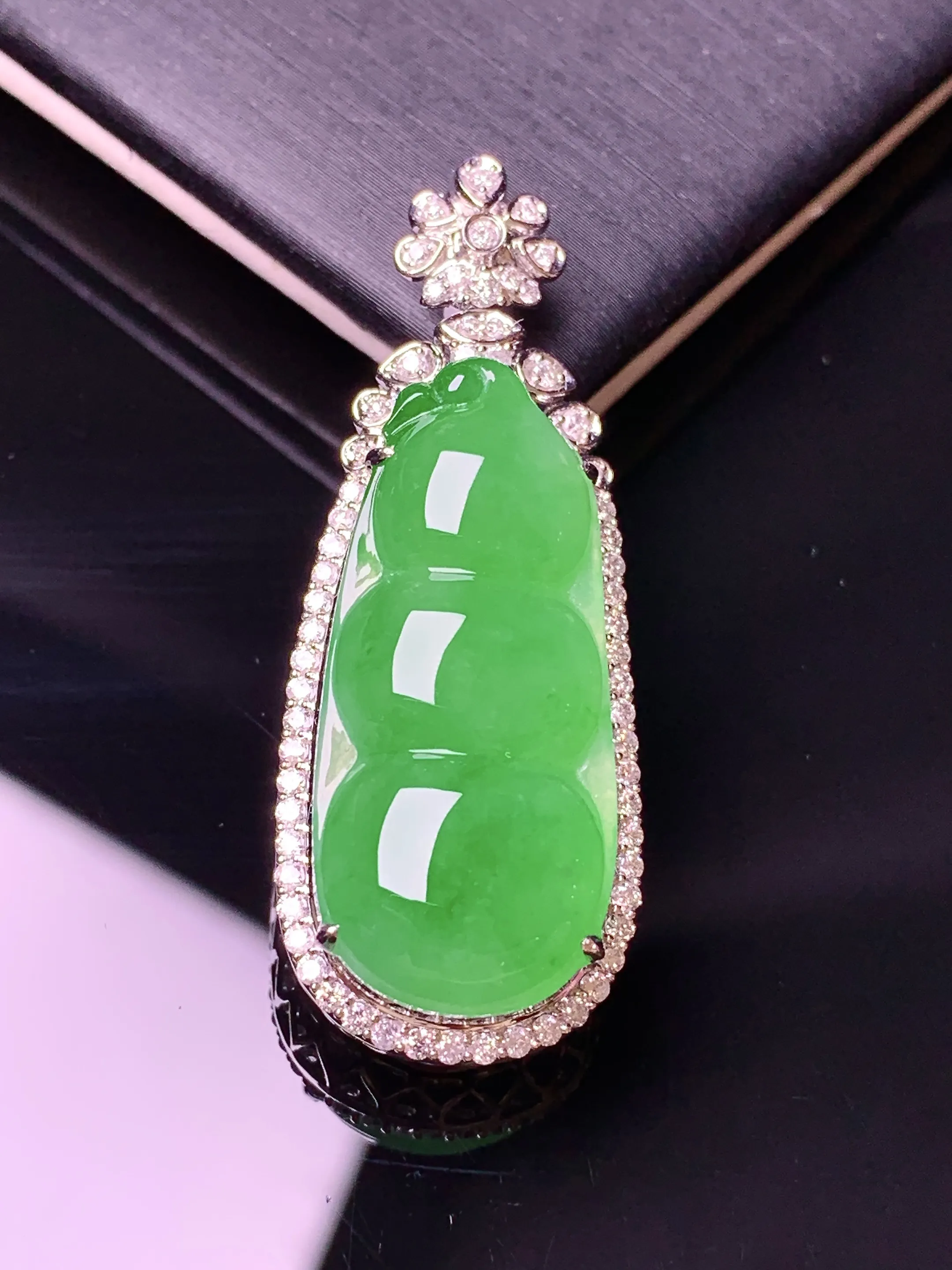 18k金钻镶嵌满绿四季豆吊坠 玉质细腻 色泽清新艳丽 整体尺寸40.5*15.3*11.8