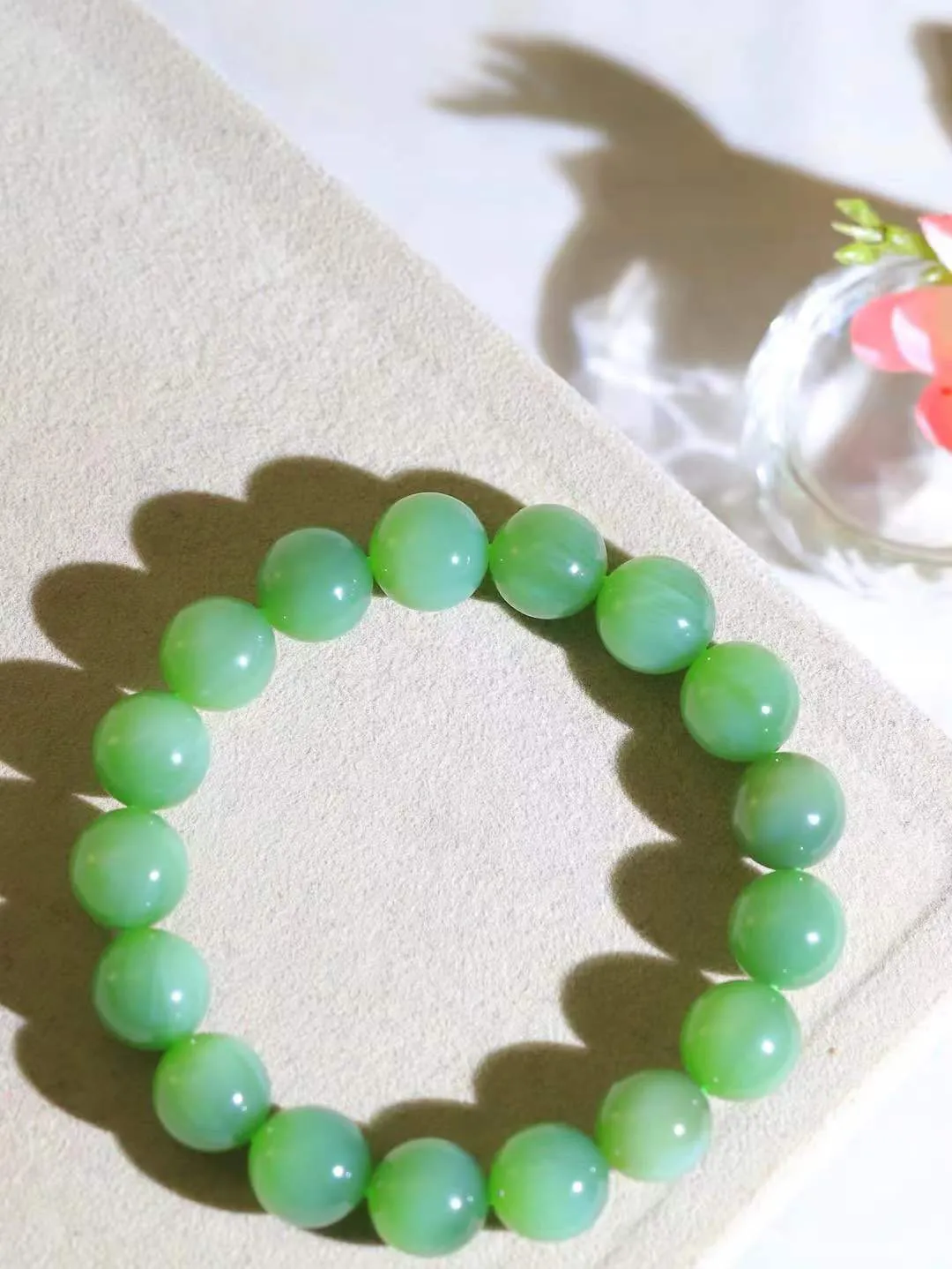 【珠圆玉润.手串】

精品和田玉碧玉猫眼珠圆玉润手串 玉质温润细腻  整串打磨圆润，佩戴舒适。珠珠落玉盘，间关莺语花底滑，一生美好时光，无论身在何处，都有它相伴相守。事事顺遂，幸福美满，吉祥如意。重45克 尺寸取一12mm FDL-161202613