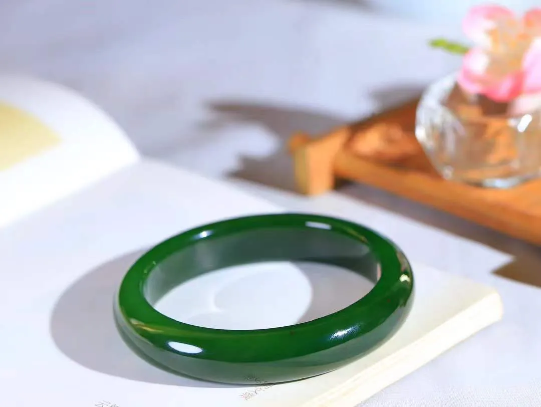 【花样年华·手镯】

收藏级臻品和田玉碧玉手镯，质地油润细腻，色泽高贵典雅，镯型古朴典雅。在诗情画意的雨巷相遇，你是我腕间的一抹风情，有你眸有深情，清风荡漾湖间静水，我愿俯身低眉，在烟波涟漪处，寻你深情倩影。内径55.5mm尺寸12.5-8mm 重51.5克fDA-781271624