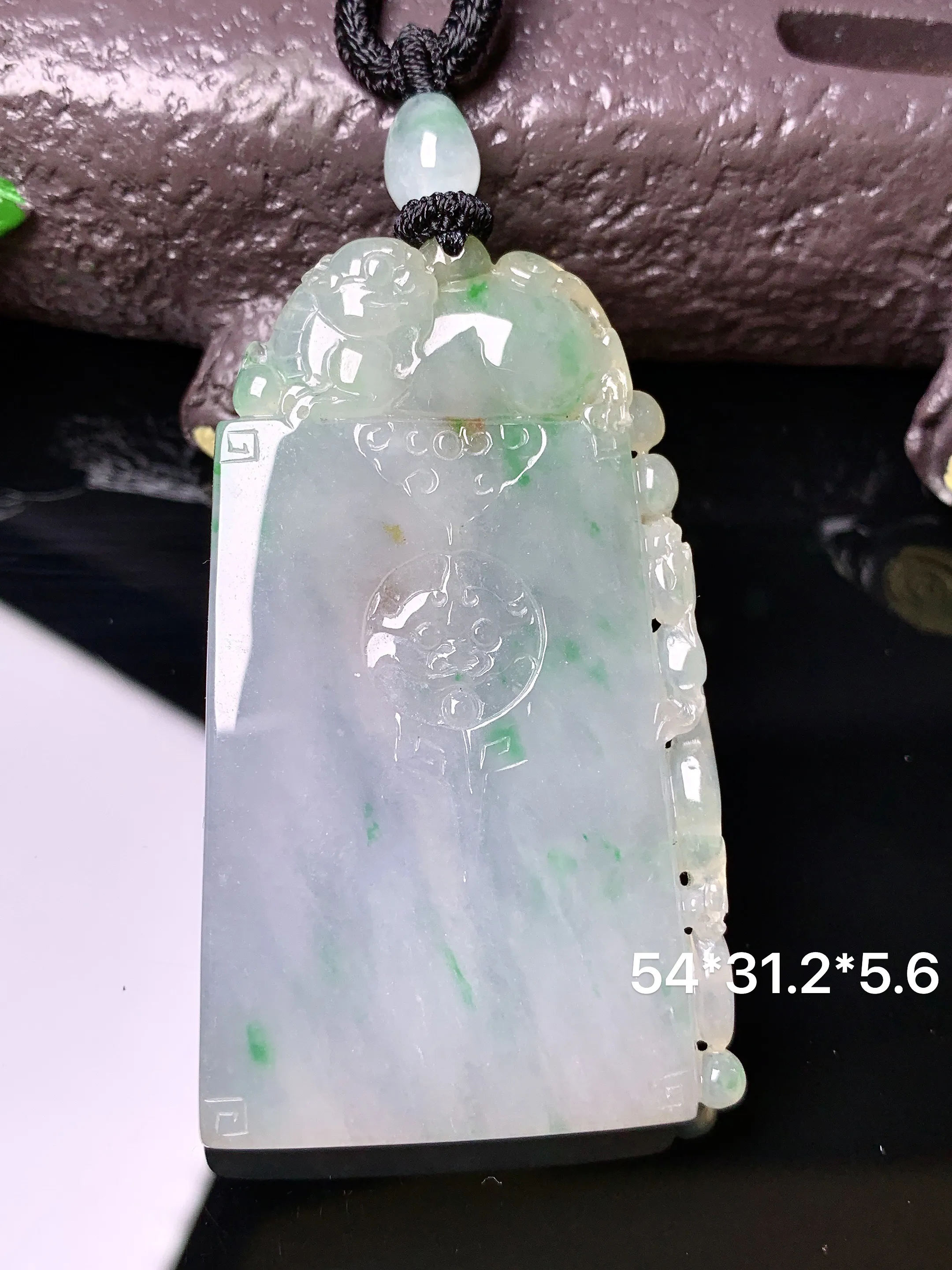 飘绿貔貅无事牌吊坠 玉质细腻 色泽清新艳丽 整体尺寸54*31.2*5.6