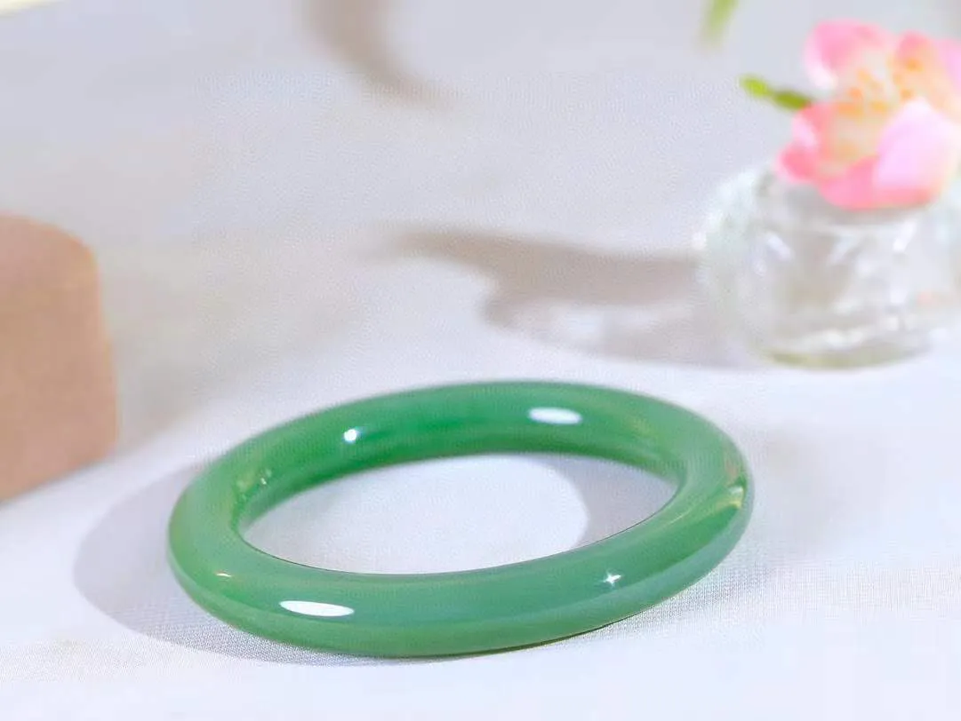 【碧波流转·手镯】

收藏级和田玉碧玉圆条手镯，玉质细腻温润，手感舒适，️线条流畅，简约大气，美自天成，佩戴于腕间，婉约之美，举手投足间透出那份低调奢华，醉人心扉。
重56.7克 内径圈口54.3mm尺寸9.4-9.6mm  FDA-131202608