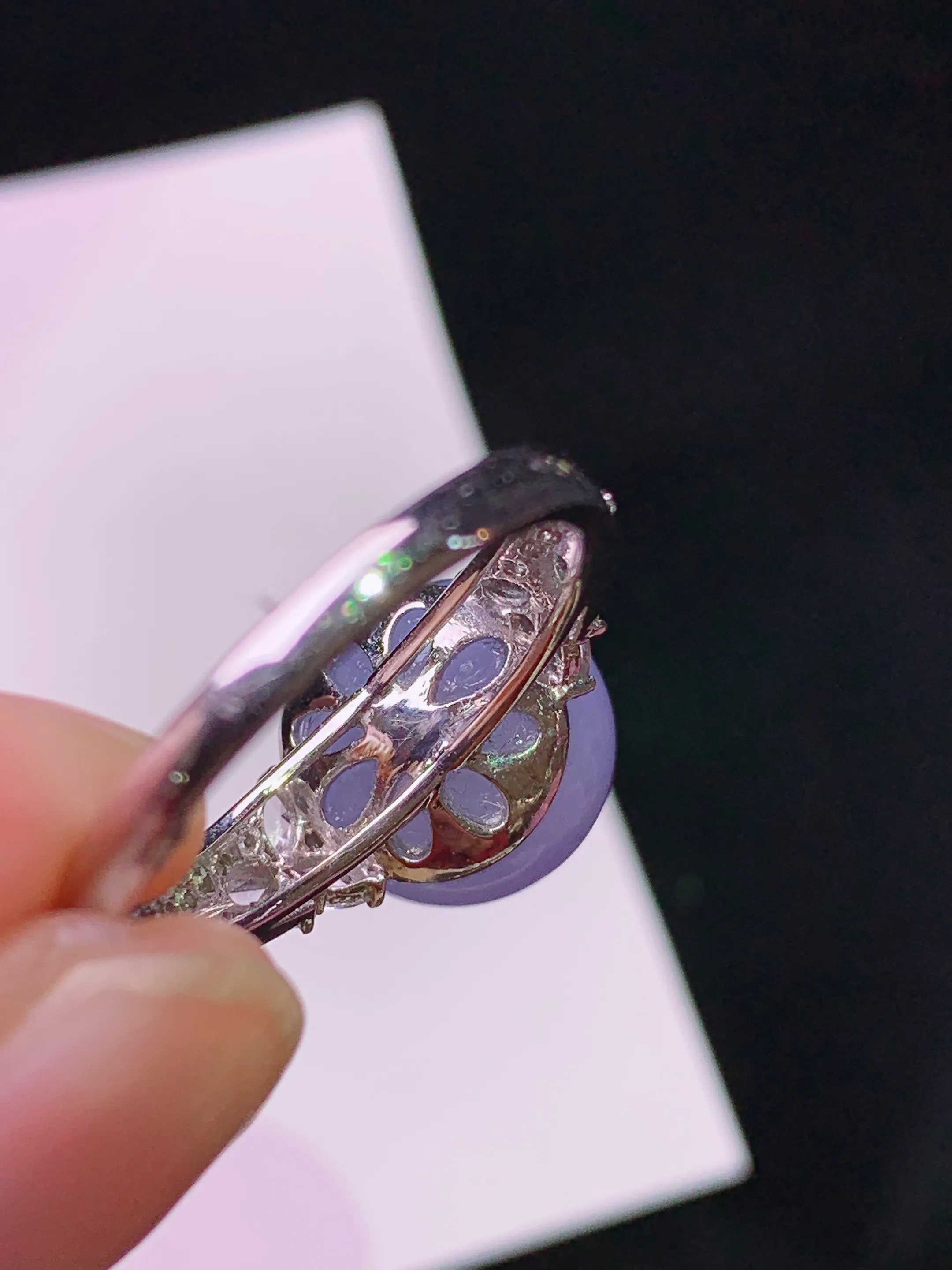 18k金钻镶嵌紫罗兰圆珠戒指 玉质细腻 色泽清新艳丽 圈口13.5 整体尺寸11