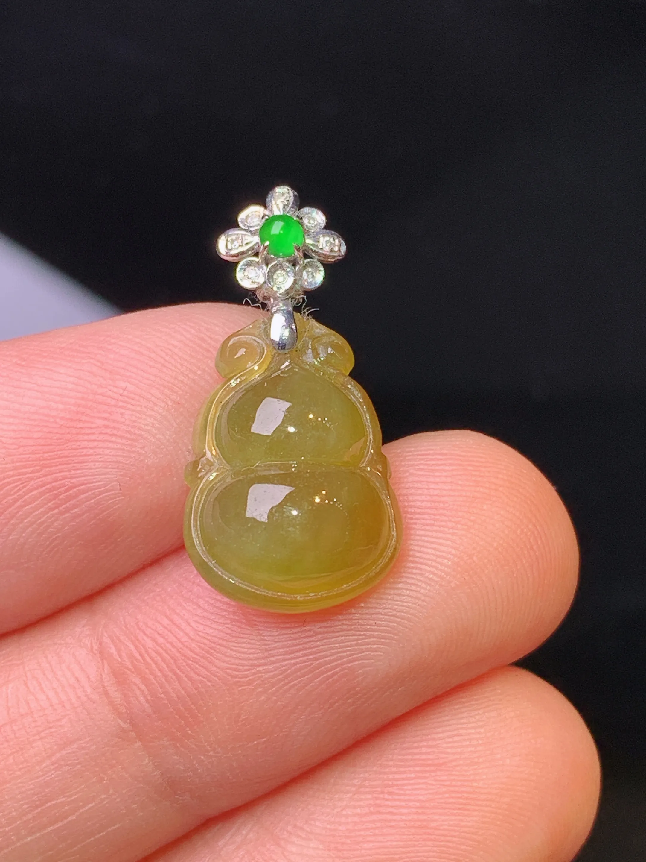 18k金钻镶嵌黄翡葫芦吊坠 玉质细腻 色泽清新艳丽 整体尺寸22*10.8*5.8