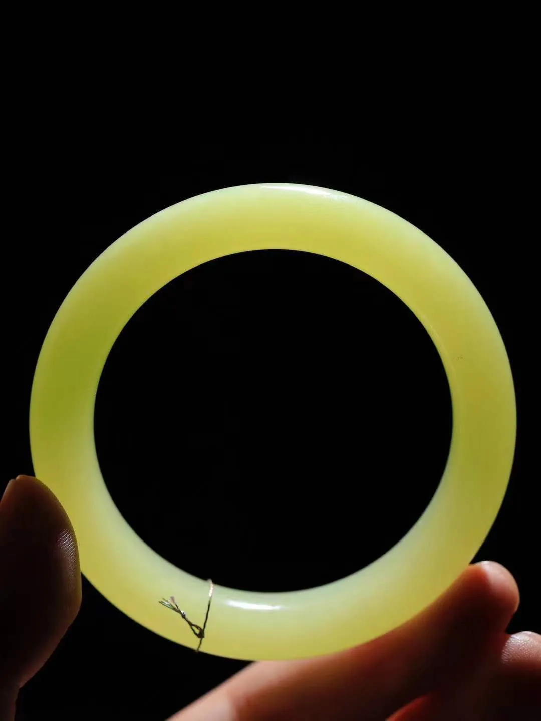 【诗情画意.手镯】

精品和田玉黄口手镯   细腻油脂,手感润滑。意韵飘渺，温雅细腻，工艺精湛，️氤氲诗意的美跃然于手腕之间，给人以出尘的风雅，优美脱俗，气质非凡。重57.66克 内径54.4mm尺寸12-9.8mm  221202600A