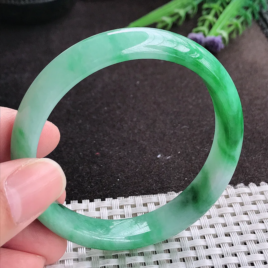 实拍A货翡翠56.5/12/7.3老坑精美冰润飘阳绿手镯宽边玉镯手环