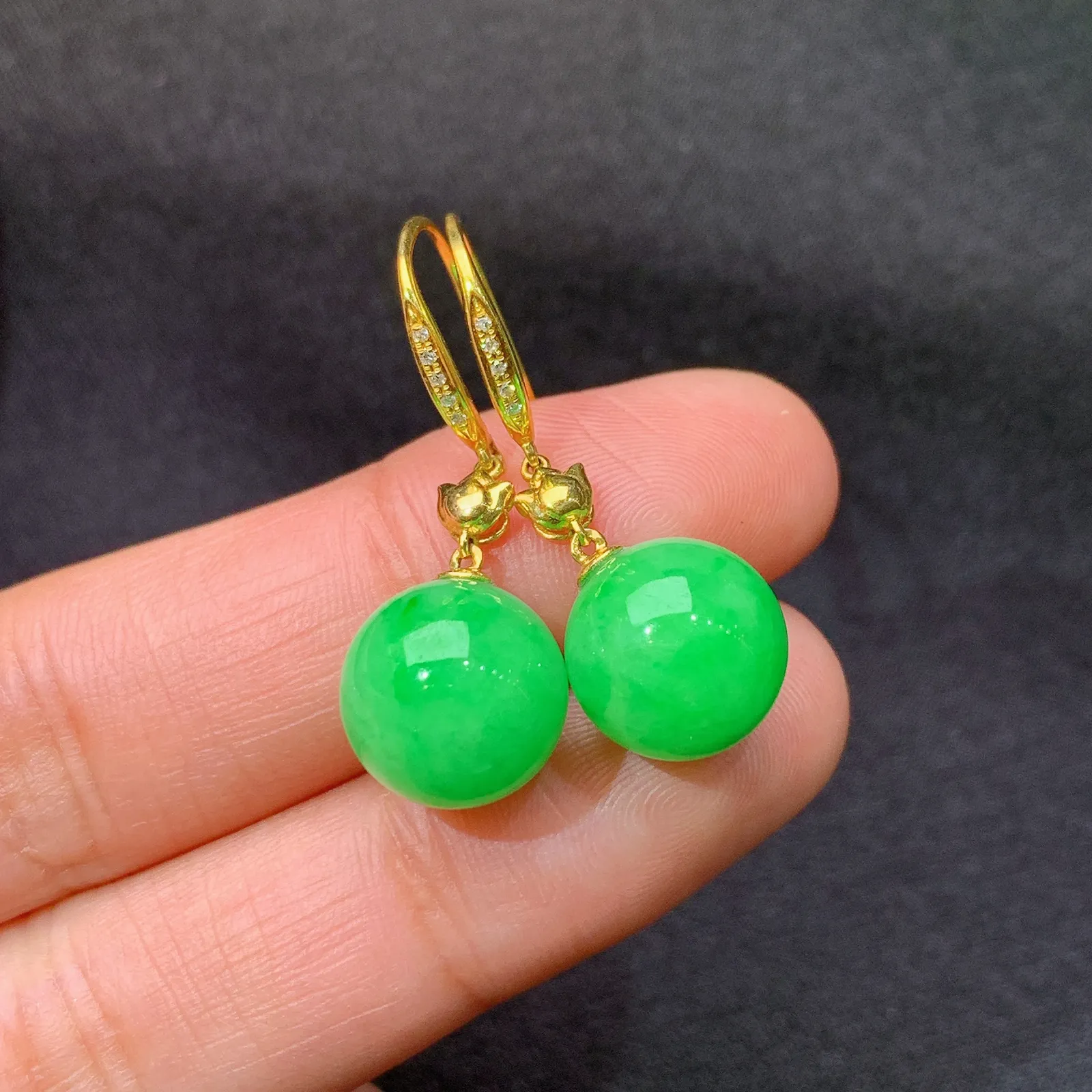 果绿圆珠耳坠，18k金镶嵌，简约时尚，冰润色甜，直径 10.3