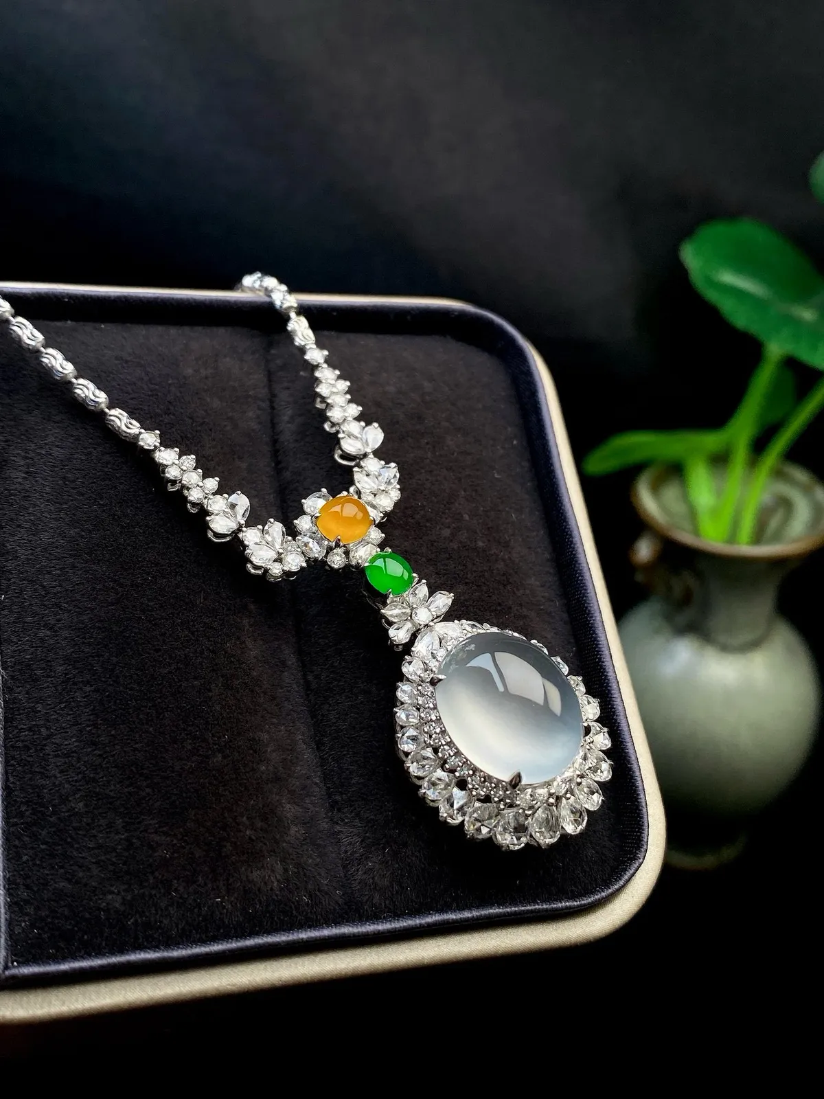 【冰种蛋面吊坠】形状非常饱满，冰润通透，种老起光，胶感强烈。18K金钻镶嵌，裸石尺寸12.8*11.