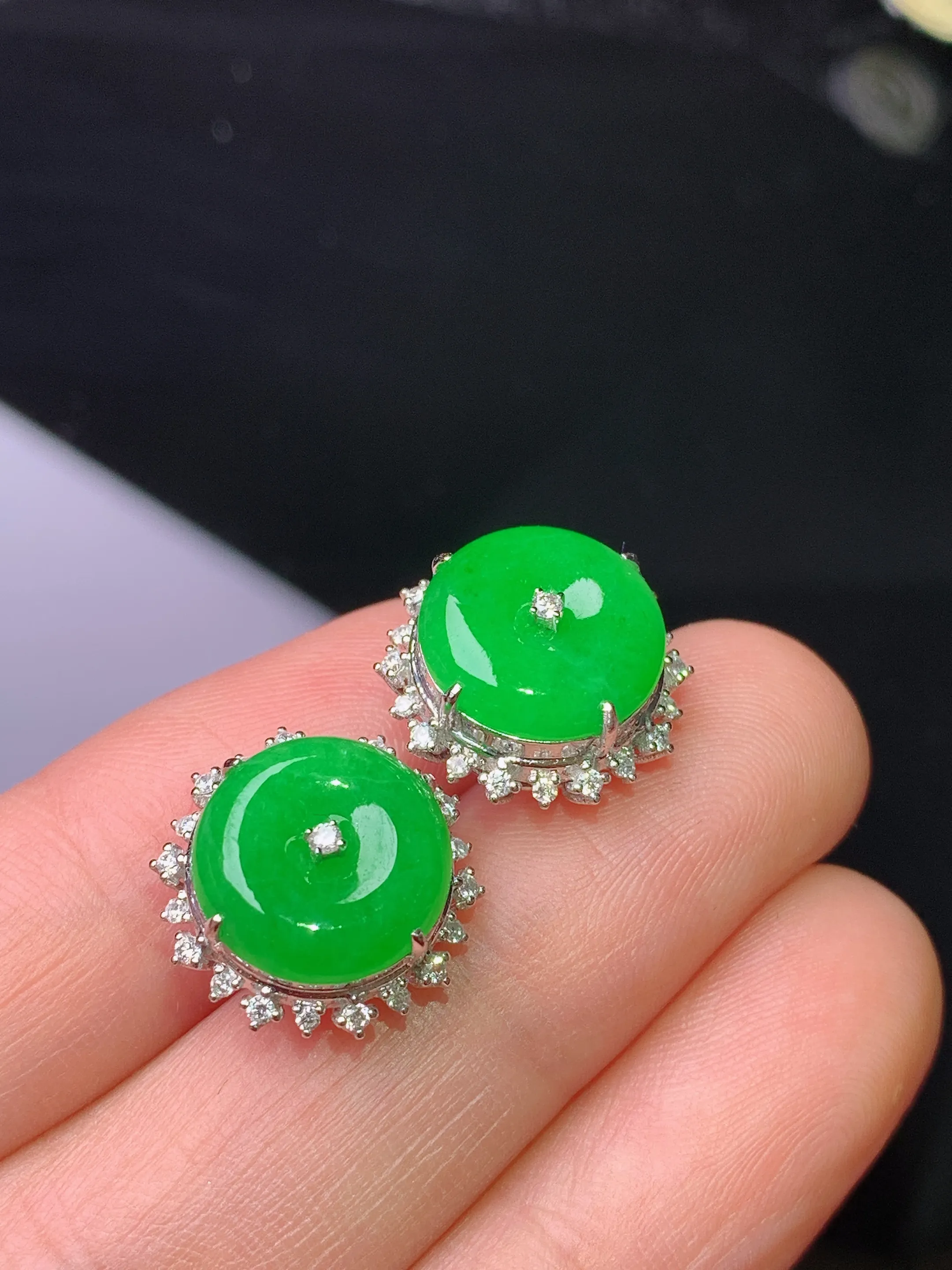 18k金钻镶嵌满绿平安扣耳钉 玉质细腻 色泽清新艳丽 整体尺寸14*6.7