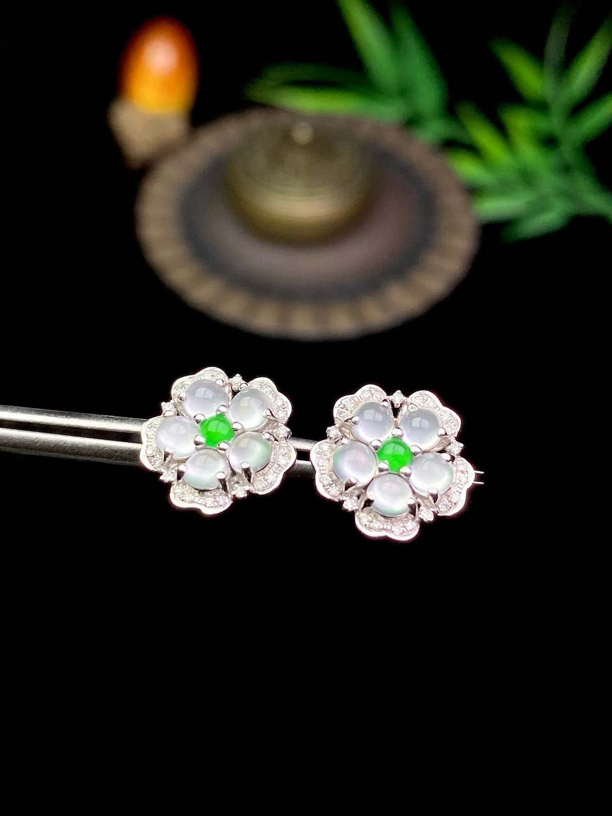 【冰种满绿冰蛋面耳钉】饱满圆润，纯净冰透，上耳时尚大方。18k金钻镶嵌，裸石尺寸3.3*3.1*2.5毫米