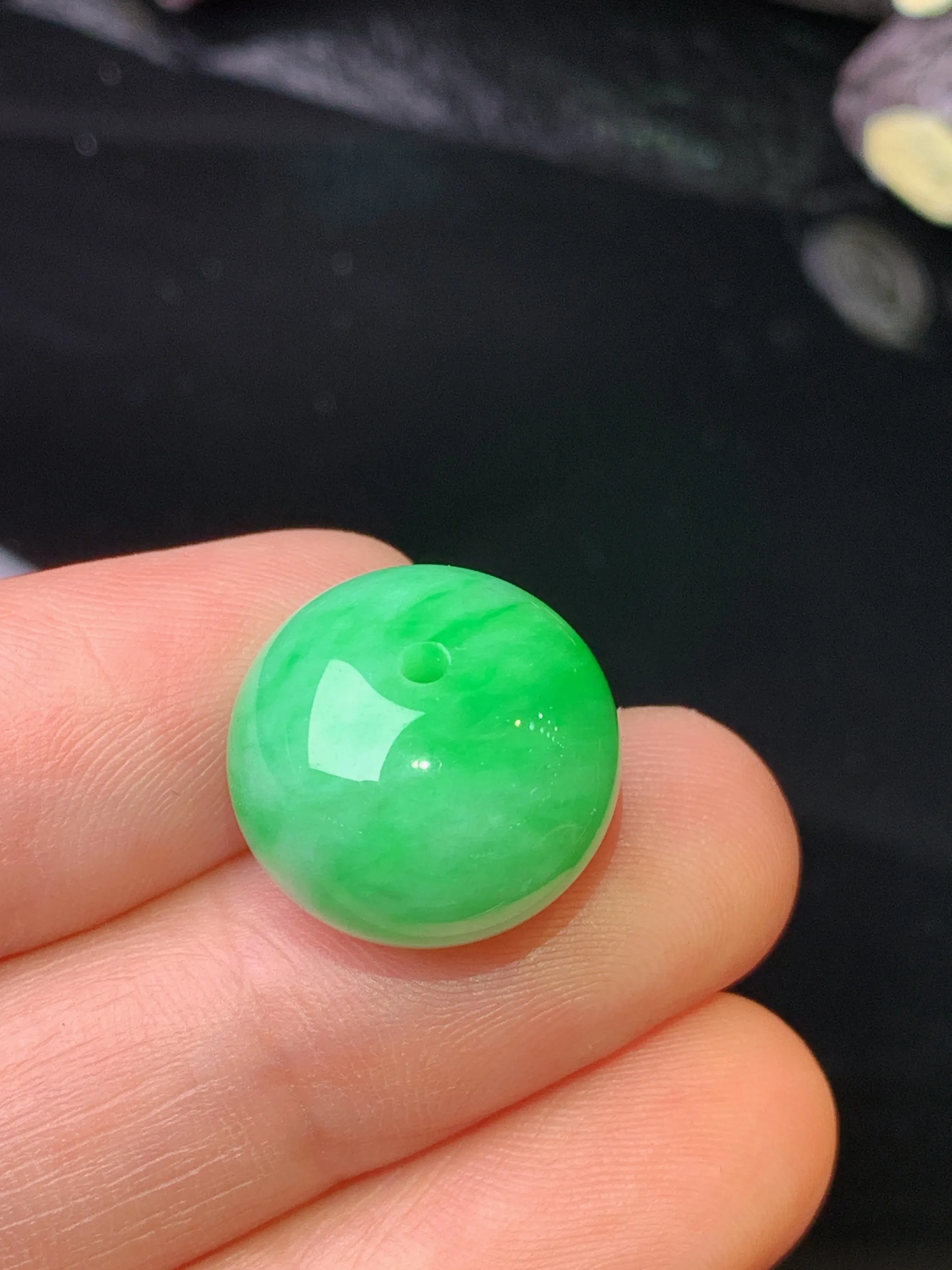 翠绿路路通吊坠 玉质细腻 色泽清新艳丽 整体尺寸15.5*12.3