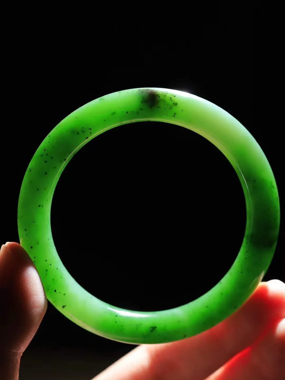 【碧色荡漾·手镯】

精品️和田玉碧玉圆条手镯，玉质细腻温润，手感舒适，️线条流畅，简约大气，美自天成，佩戴于腕间，婉约之美，举手投足间透出那份低调奢华，醉人心扉。重44.5克 内径圈口56.5mm尺寸9.2-9.4mm FDL-771202732