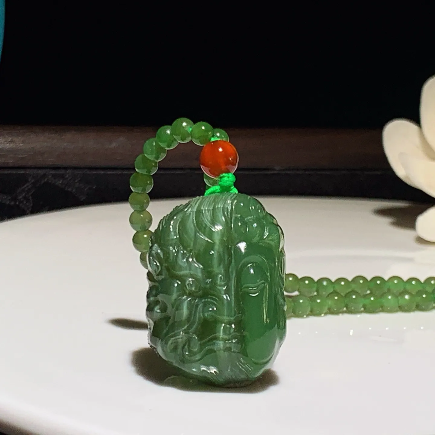 和田玉菠菜绿猫眼俄罗斯碧玉佛魔一念间挂件。尺寸30/22/12重31克 玉质细腻油润。手推出油。佩戴