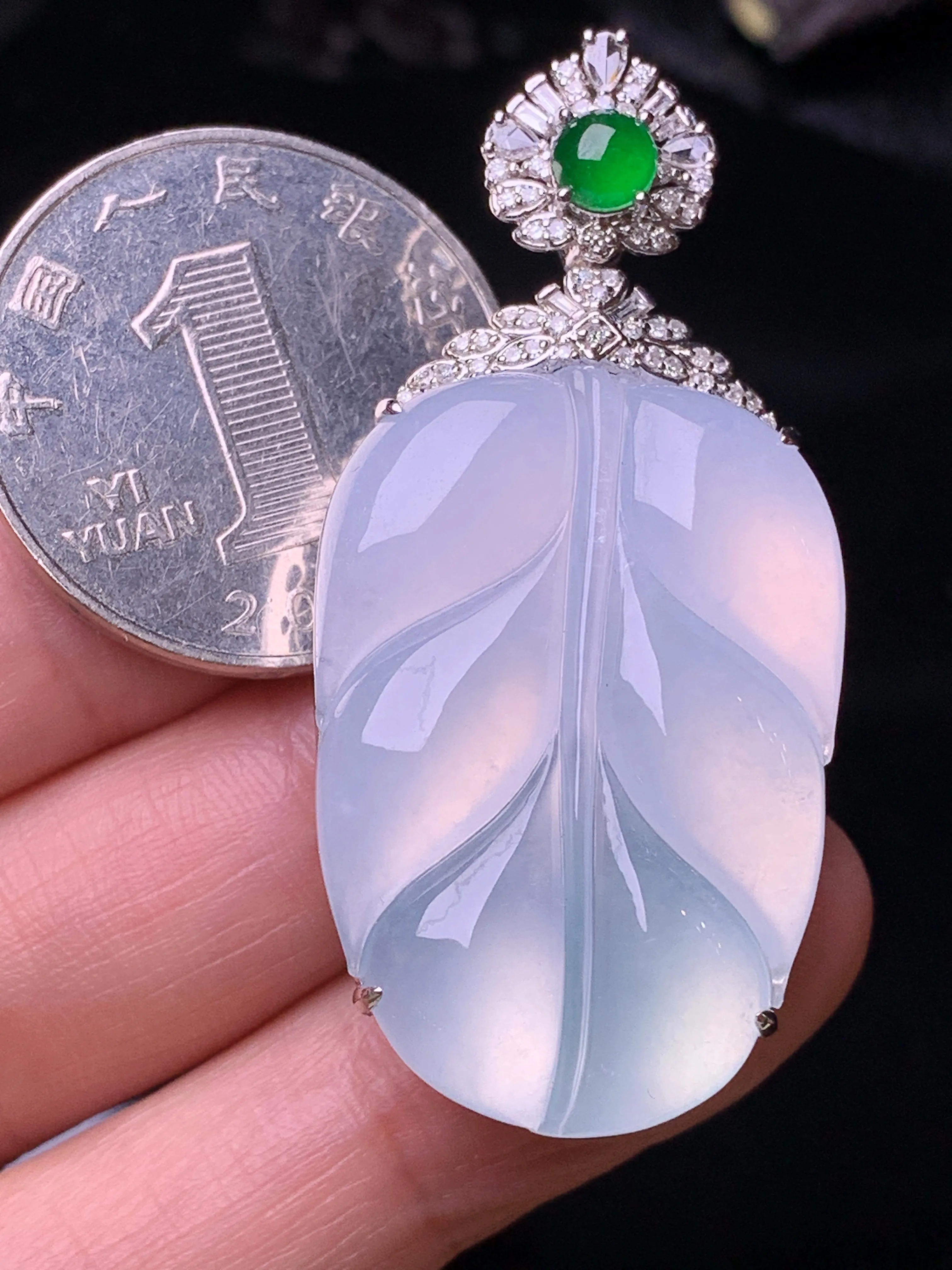 18k金钻镶嵌冰种树叶吊坠 玉质细腻 色泽清新艳丽 整体尺寸46.8*22.2*9.5