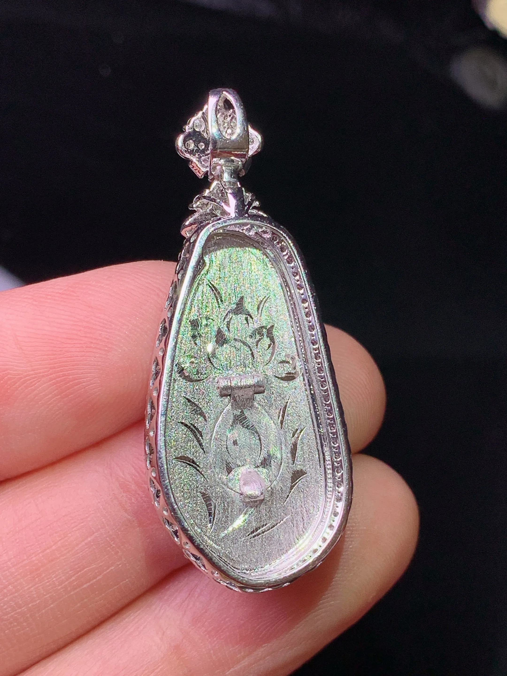 18k金钻镶嵌翠绿福瓜吊坠 玉质细腻 色泽清新艳丽 整体尺寸39.2*15.6*7.8