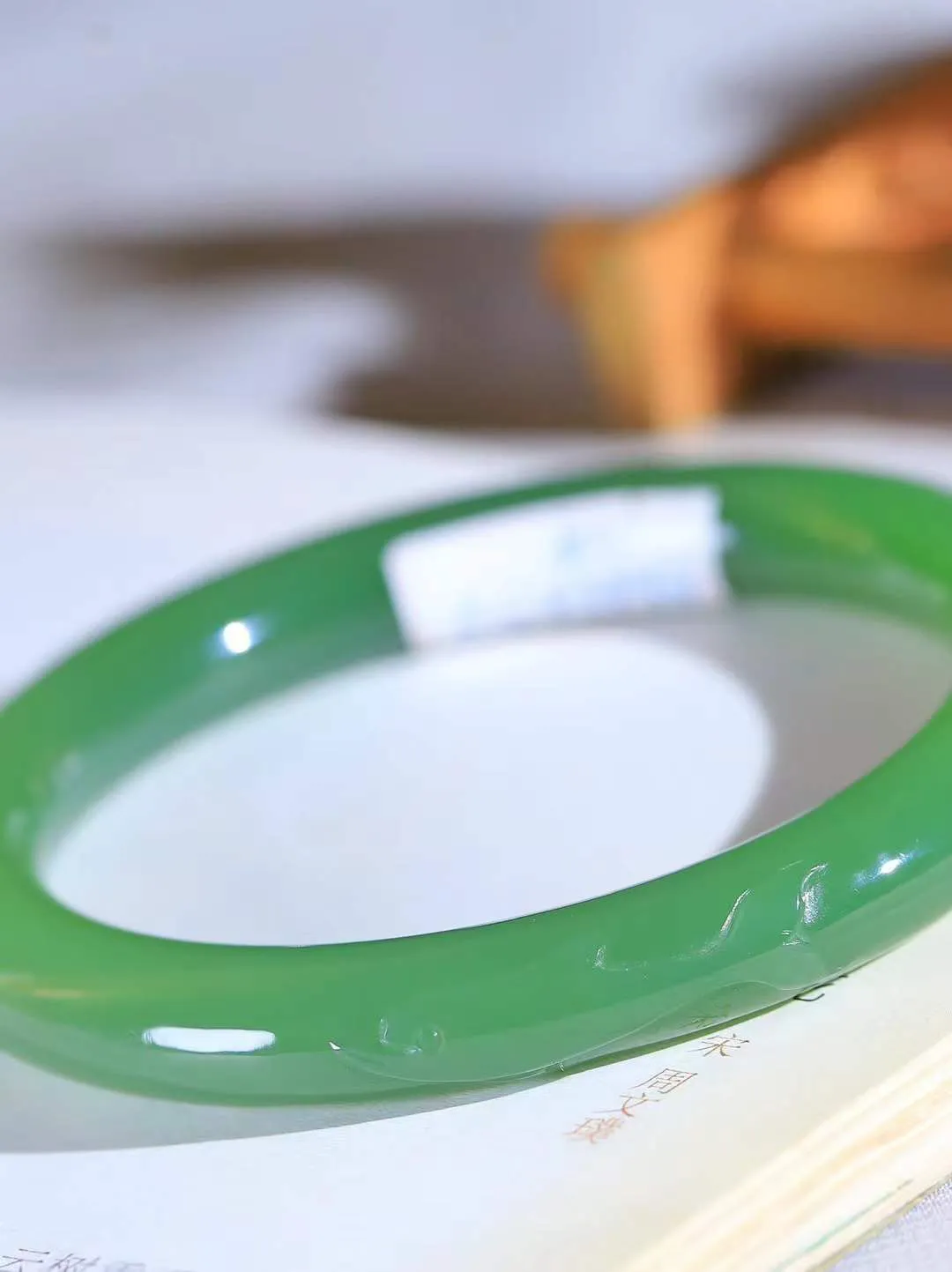 【守护爱情.手镯】

收藏级臻品️和田玉碧玉海豚手镯。随形精雕海豚，其体态圆润饱满，身姿灵动可爱，