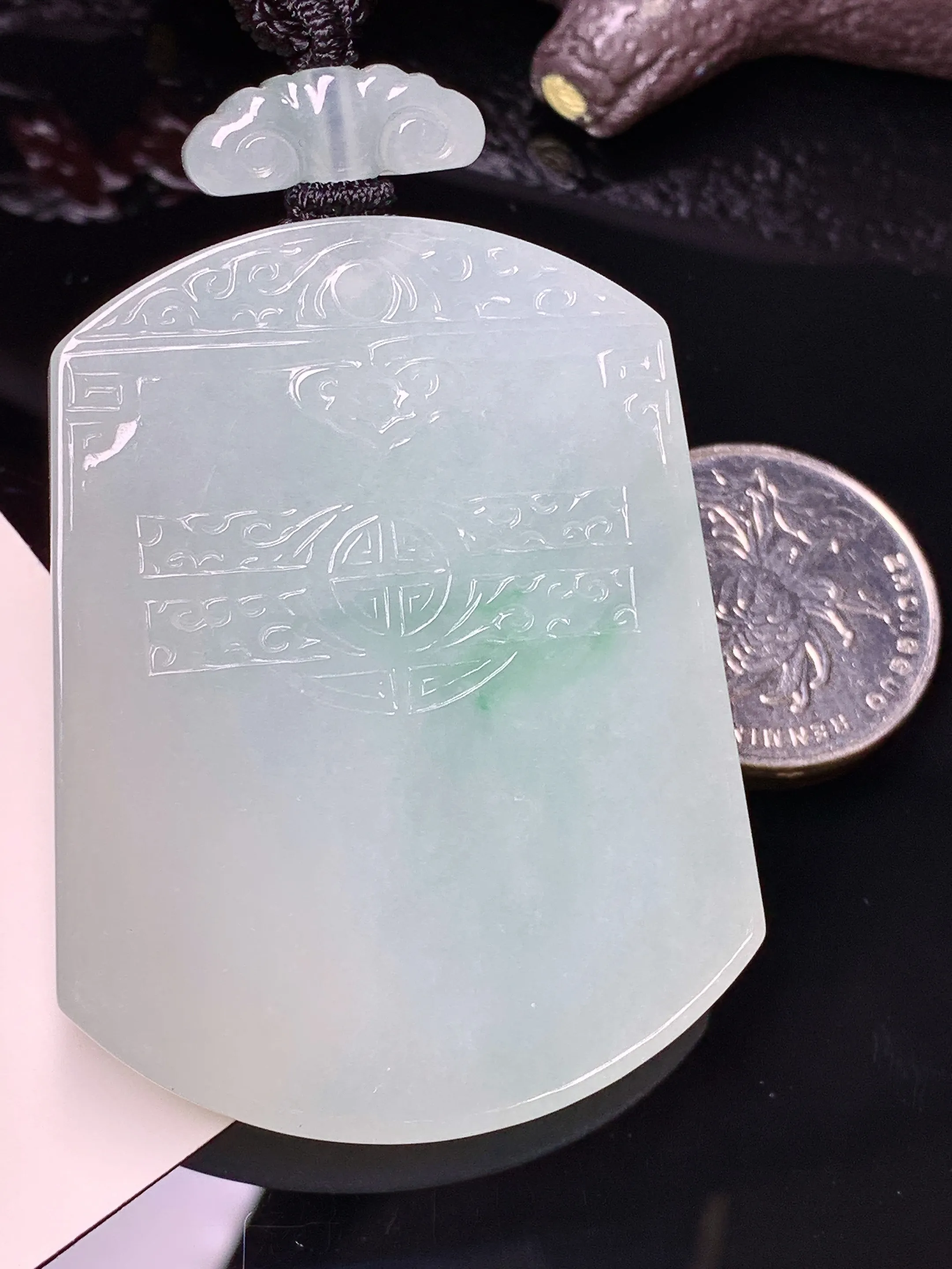 飘绿雕花无事牌吊坠 玉质细腻 色泽清新艳丽 整体尺寸54.5*42*6