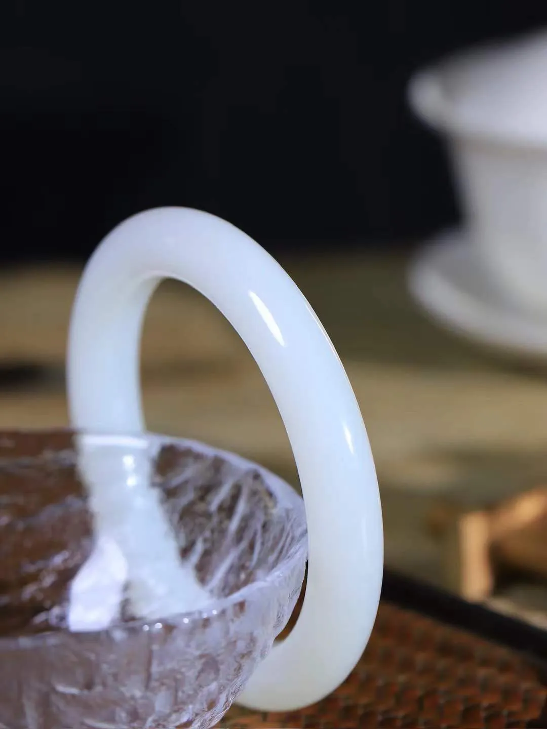 【玉佳人·手镯】

精品️和田玉白玉圆条手镯 ，玉质细腻油润，做工细致精美，端庄素雅，亭亭玉立，芊芊素手。芊芊素手，怎能忘镯？秀美圆条，更显婀娜。内径57mm 尺寸10.8-10.6mm重55.37克691201780A