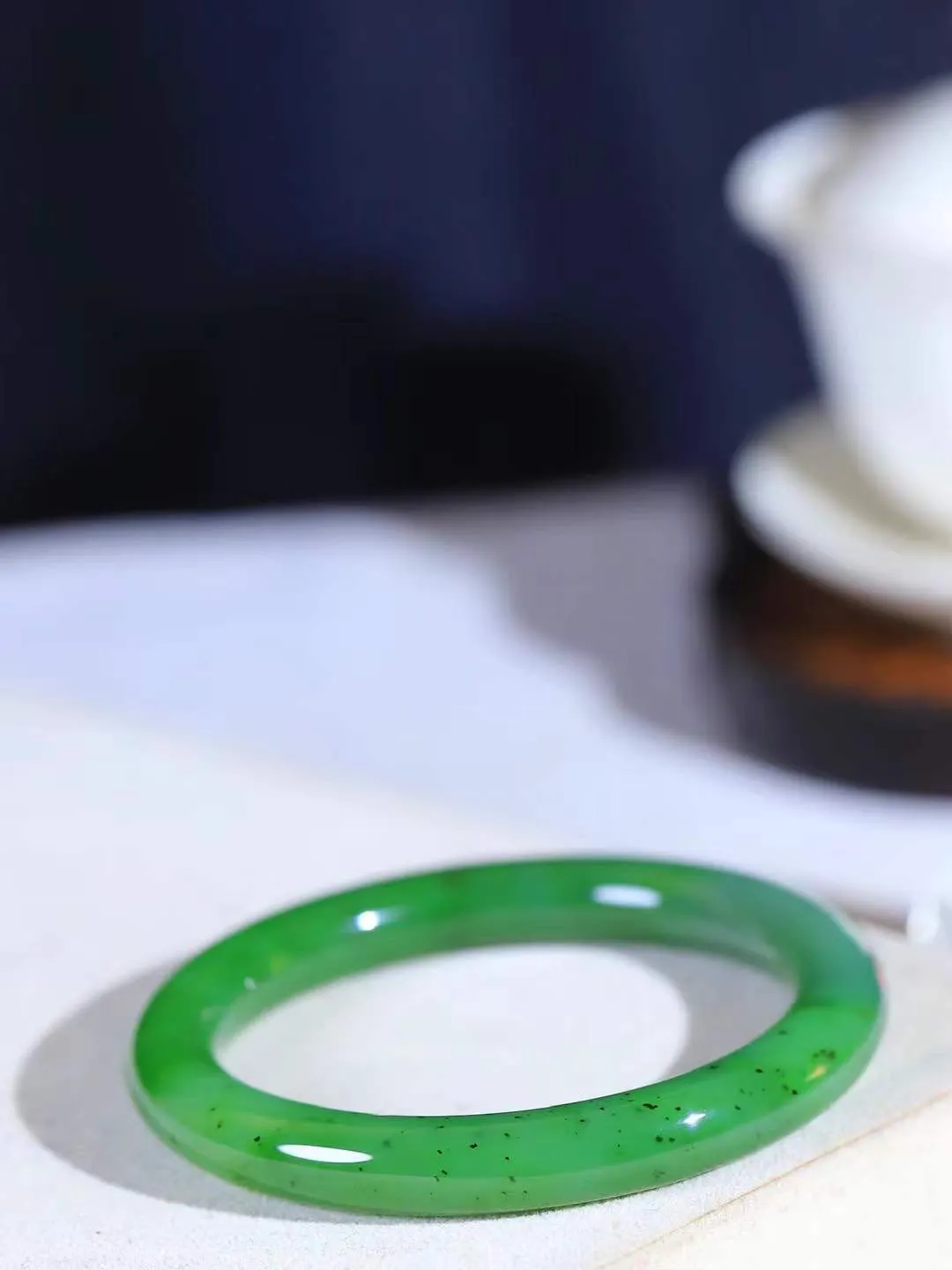 【碧色荡漾·手镯】

精品️和田玉碧玉圆条手镯，玉质细腻温润，手感舒适，️线条流畅，简约大气