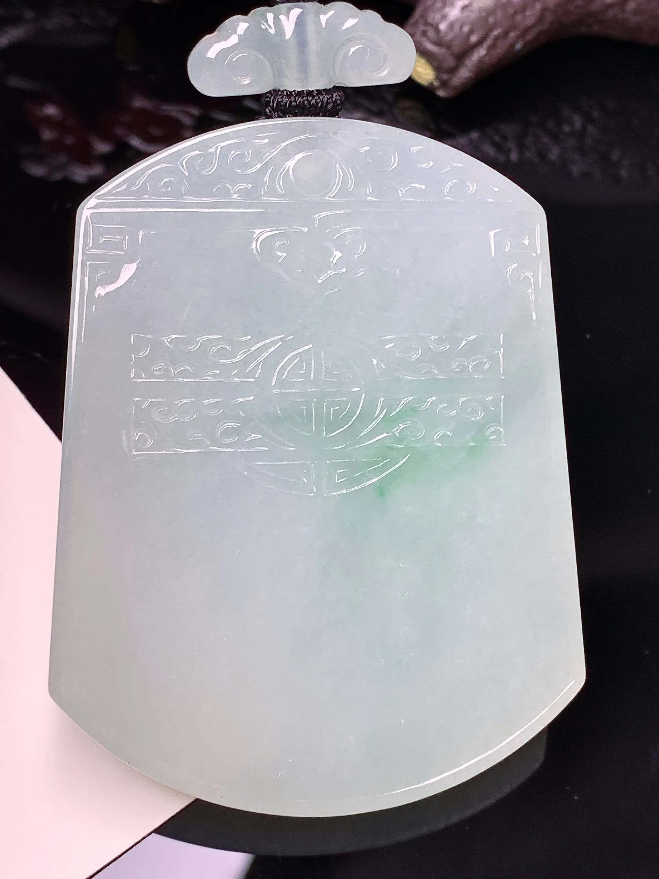 飘绿雕花无事牌吊坠 玉质细腻 色泽清新艳丽 整体尺寸54.5*42*6