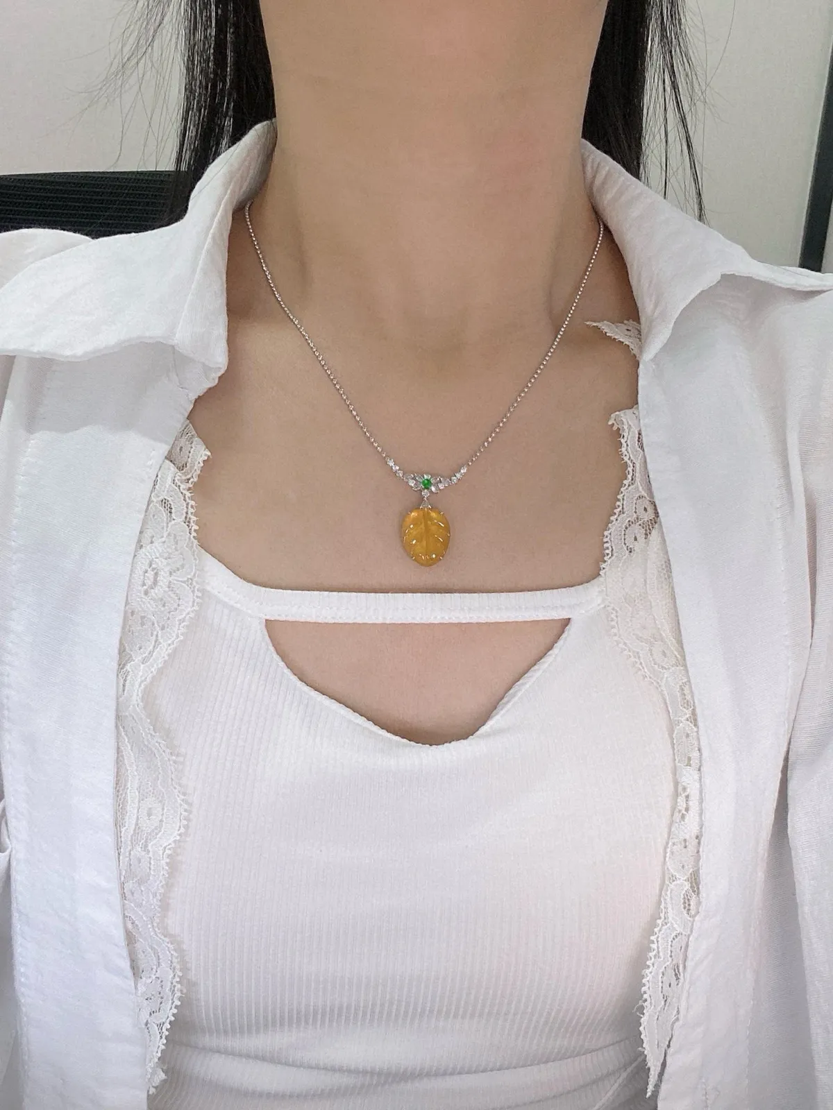 【冰种黄翡叶子】金枝玉叶，质地细腻，冰润透亮，光泽出众，18k金钻镶嵌，裸石尺寸16.7*13.4*3.4毫米