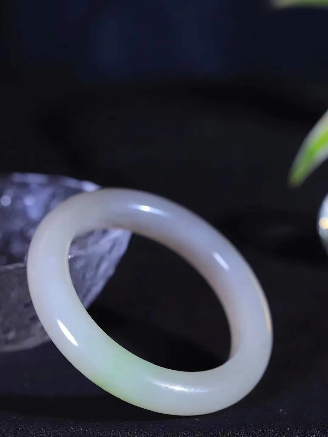 （一见倾心.手镯）

精品和田玉烟紫翠青双色手镯，玉质温润细腻 油性十足 手感舒适，高华雅逸，线条流畅，简约大气，美自天成，素雅高贵。佩戴于腕间，婉约之美，举手投足间透出那低调奢华。重71.53克  尺寸56.8-12.6-11mm  561252600A