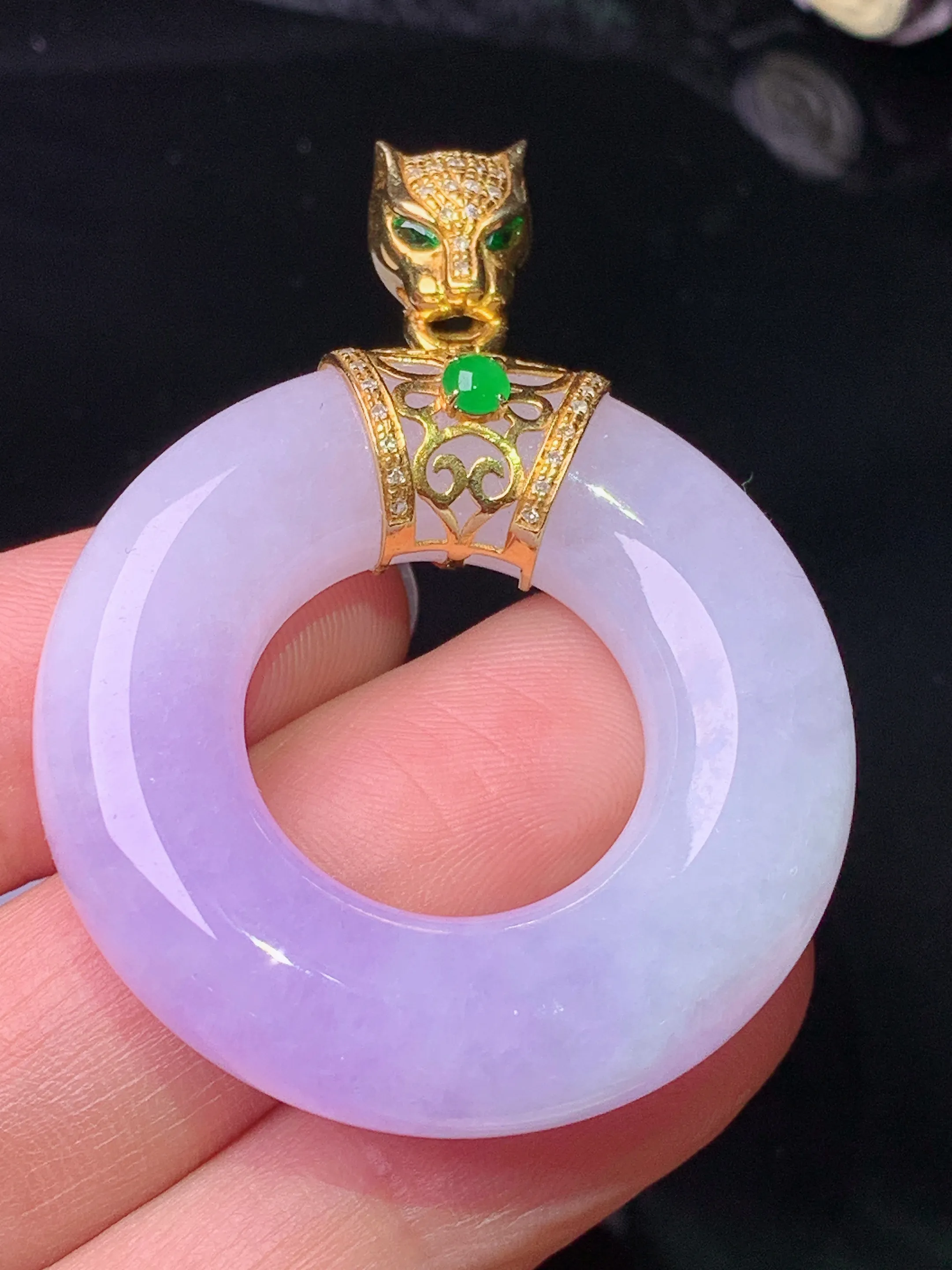 18k金镶嵌紫罗兰平安环吊坠 玉质细腻 色泽清新艳丽 整体尺寸49.2*36.7*8.6