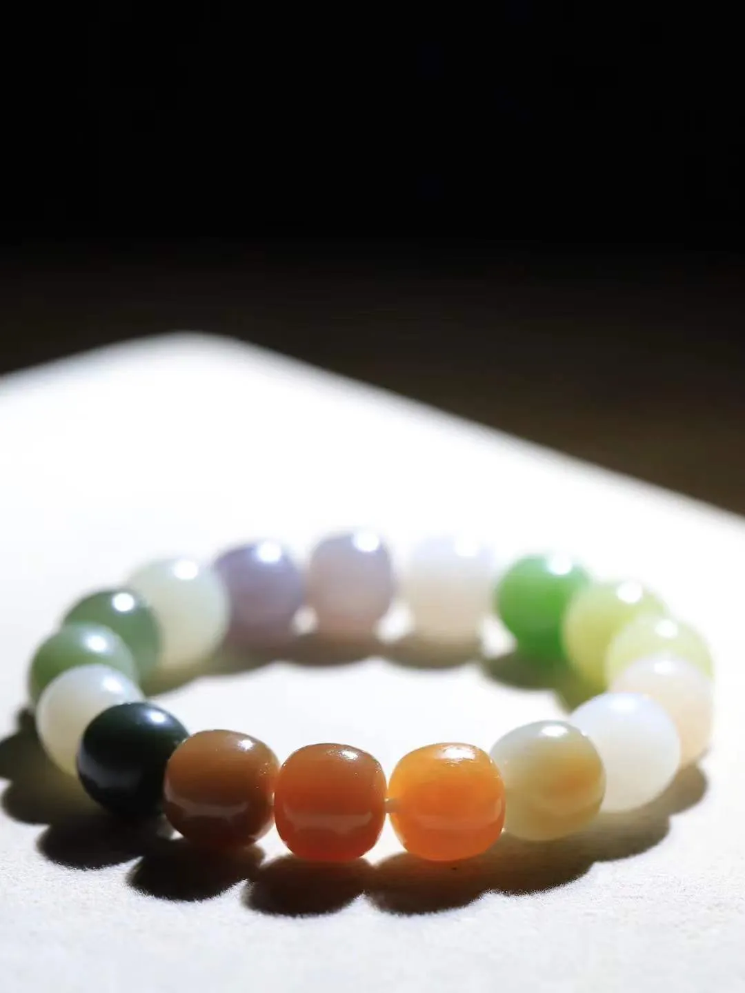 【多宝手串】

货头精选 和田玉多宝老型珠手串，每一颗玉石都凝聚自然的灵气与岁月的沉淀，寓意福禄寿喜，守护您的平安与幸福。佩戴它，感受千年玉文化的温润与优雅。重48.2克  尺寸取一10.7-12mm  781202654L