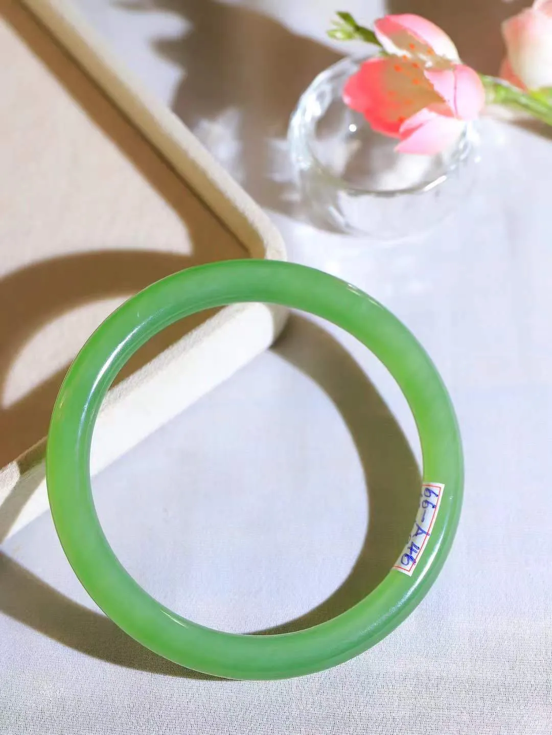 【碧波流转·手镯】

精品️和田玉碧玉猫眼手镯，玉质细腻温润，手感舒适，️线条流畅，简约大气，美自天成，佩戴于腕间，婉约之美，举手投足间透出那份低调奢华，醉人心扉。
重34.5克 内径圈口63mm尺寸7.8-8.1mm  FDA-131201608