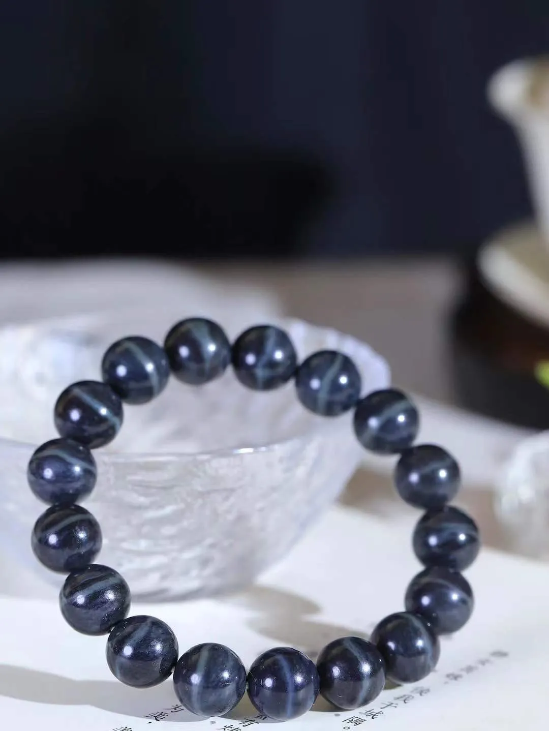 【籽.珠圆玉润.手串】

新疆和田青花籽料一线天珠圆玉润手串 玉质温润细腻  整串打磨圆润，佩戴舒适。珠珠落玉盘，间关莺语花底滑，一生美好时光，无论身在何处，都有它相伴相守。事事顺遂，幸福美满，吉祥如意。重44.8克 尺寸取一12mm  FDA-221202733