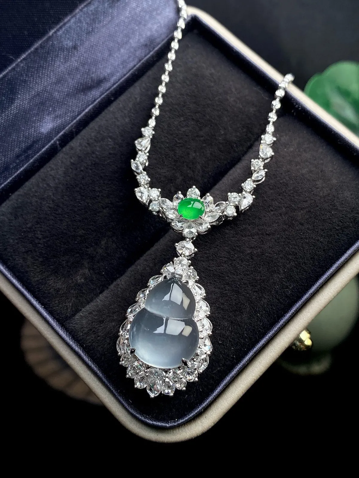 【冰种黑钢葫芦吊坠】质地细腻清爽，荧光感强烈，起刚光强烈，18K金钻镶嵌，裸石尺寸14.7*11*5